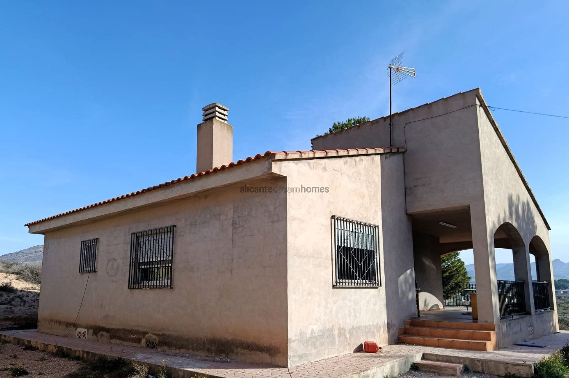 Resale - 6 Bedroom 3 Bathroom Villa in Elda -  - Alicante