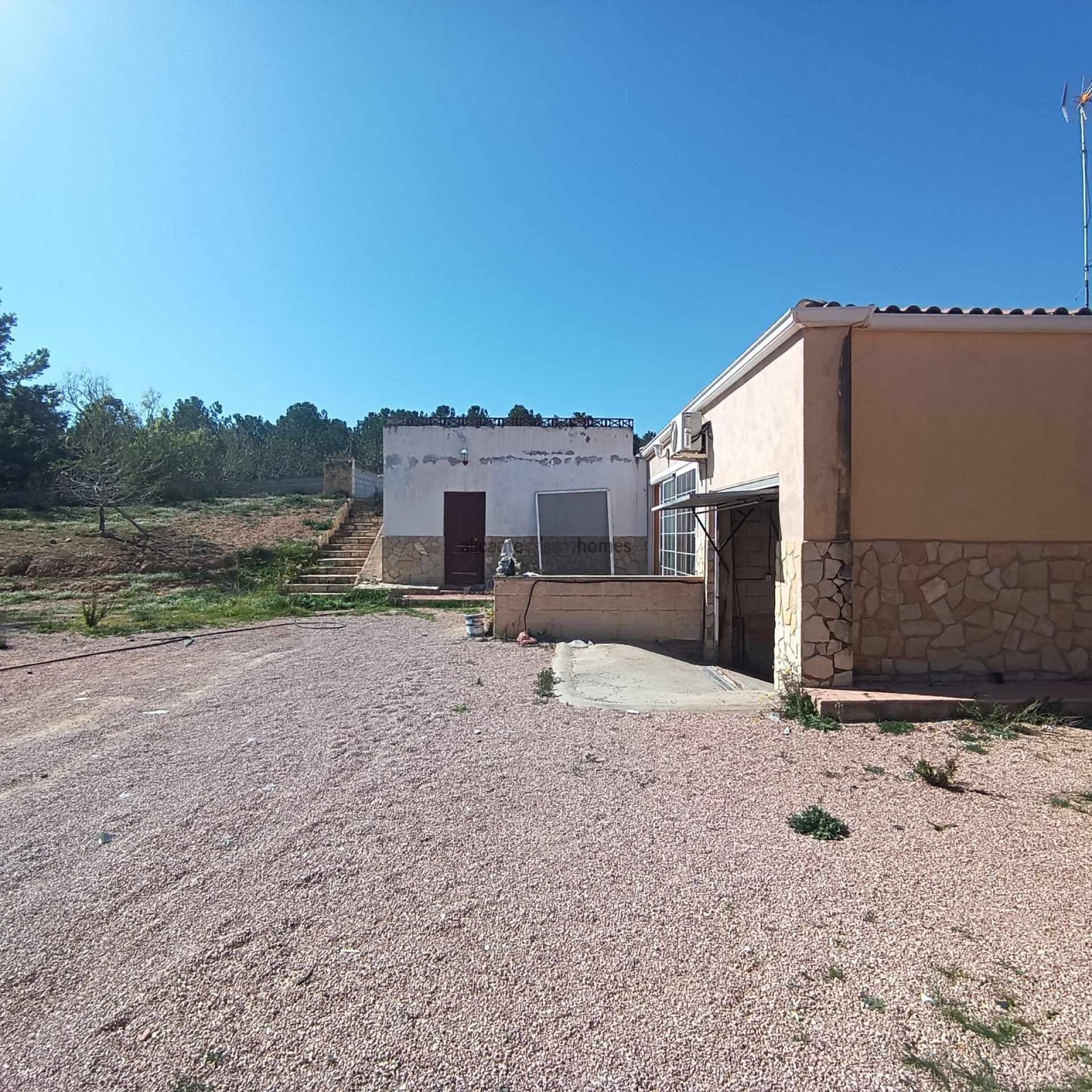 Resale - 6 Bedroom 3 Bathroom Villa in Elda -  - Alicante