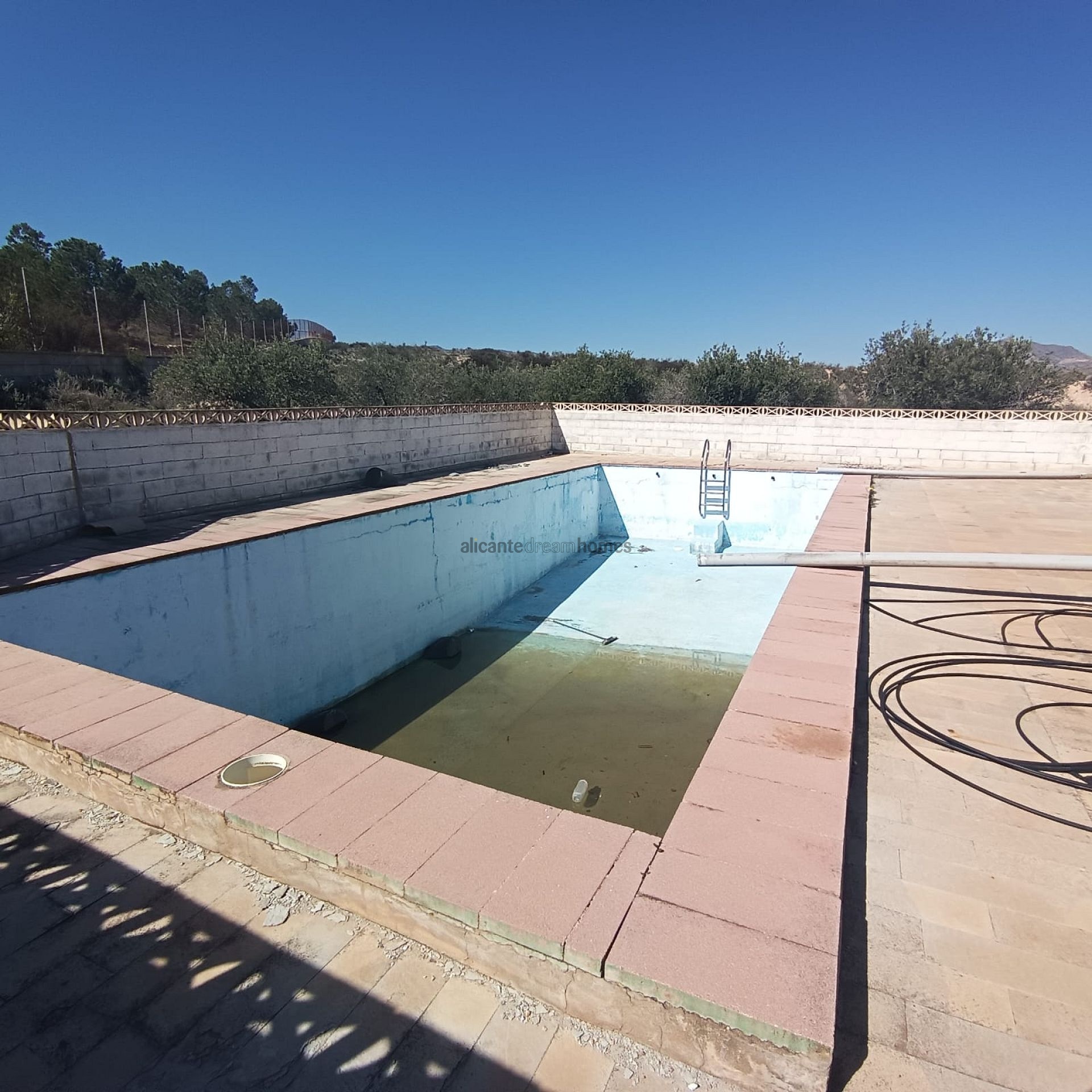 Resale - 6 Bedroom 3 Bathroom Villa in Elda -  - Alicante