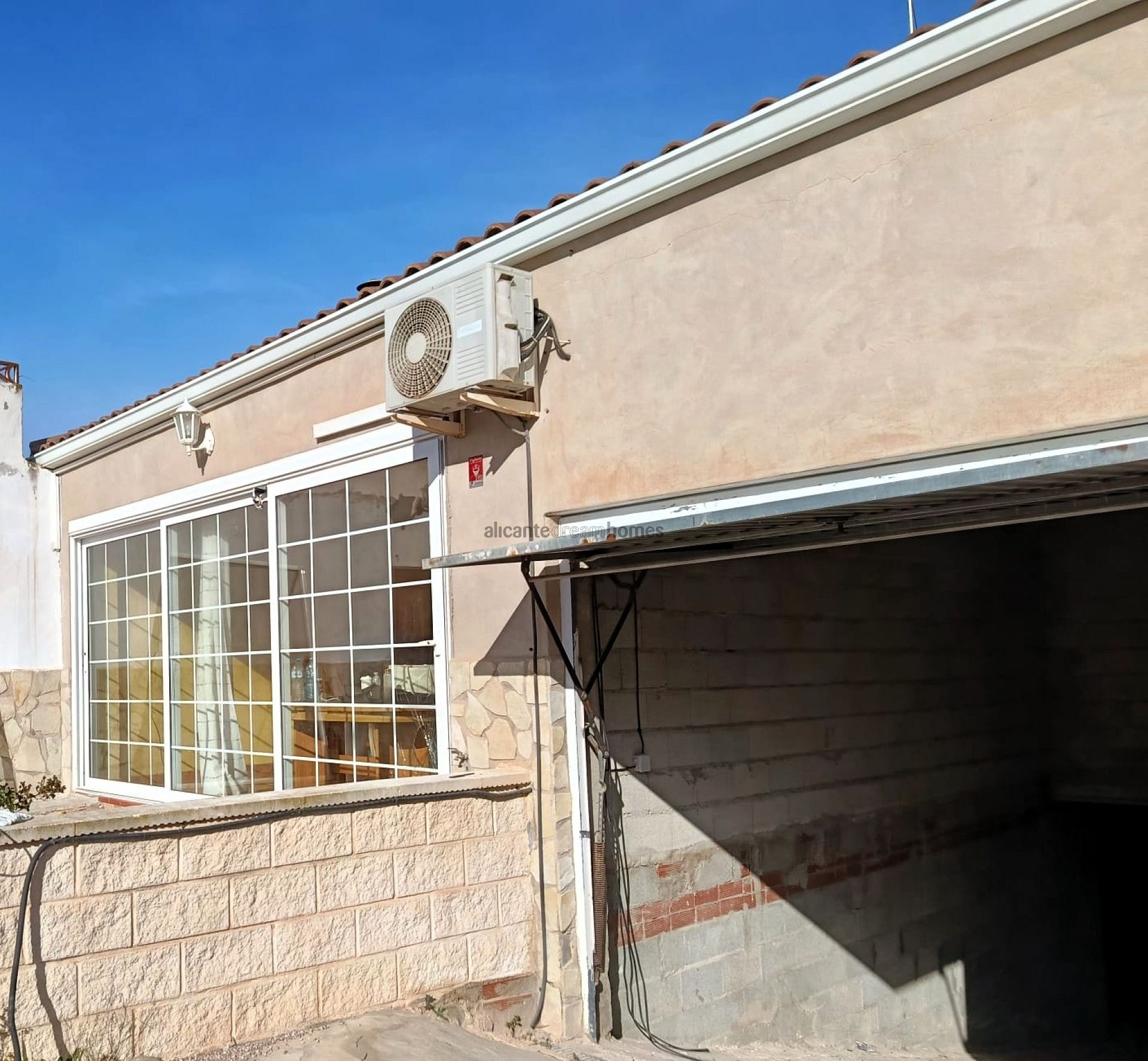 Resale - 6 Bedroom 3 Bathroom Villa in Elda -  - Alicante