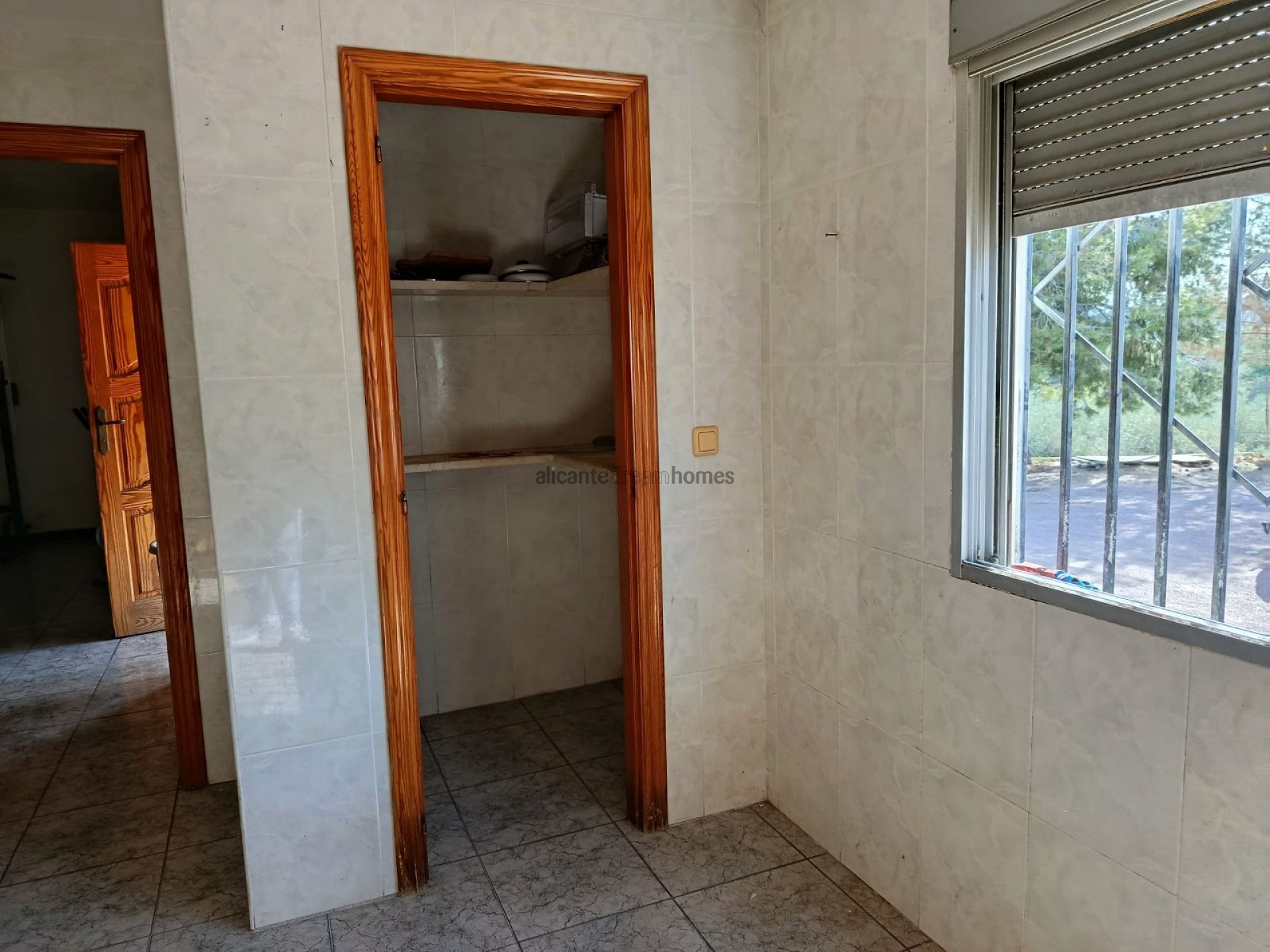 Resale - 6 Bedroom 3 Bathroom Villa in Elda -  - Alicante