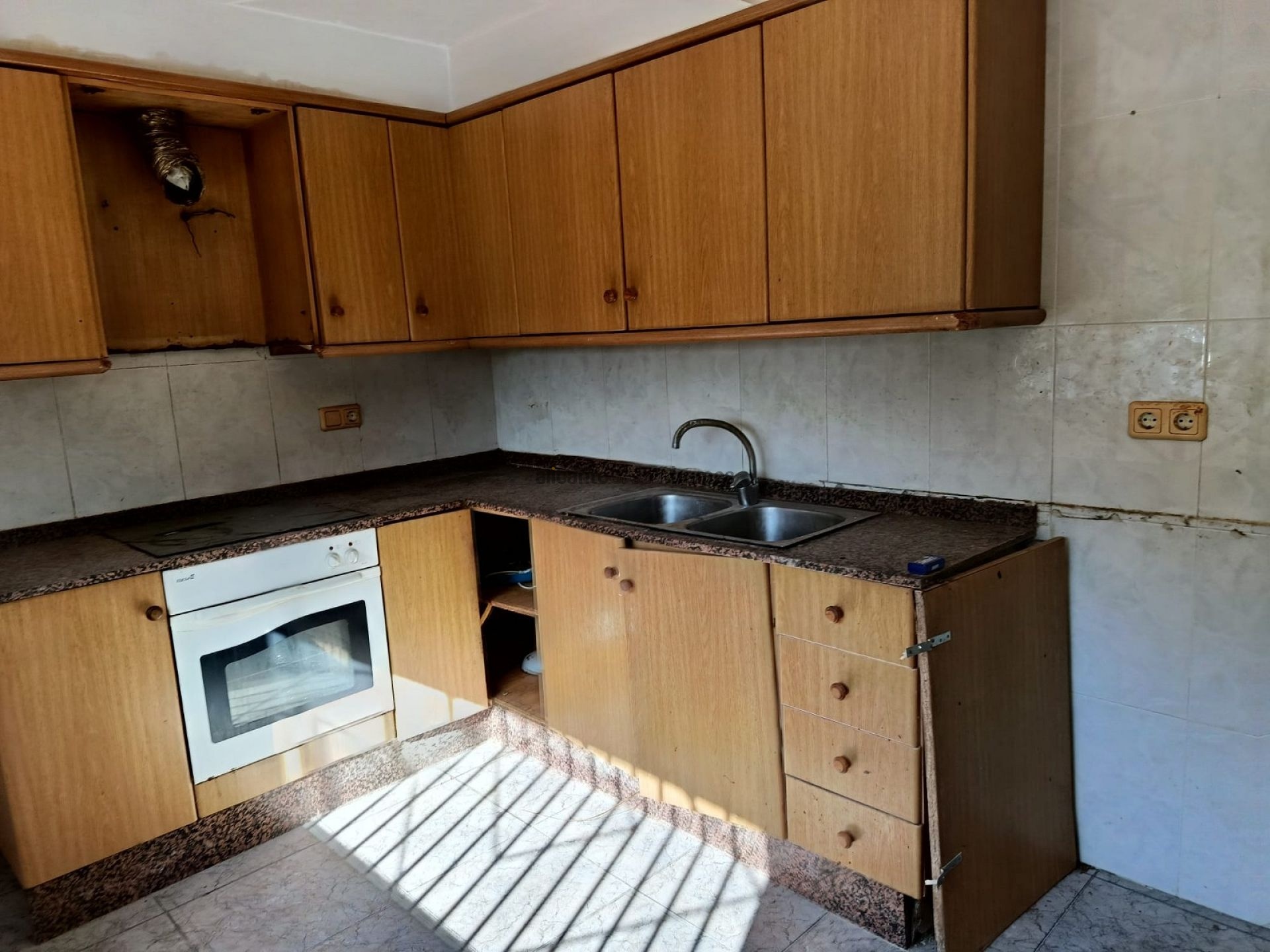 Resale - 6 Bedroom 3 Bathroom Villa in Elda -  - Alicante