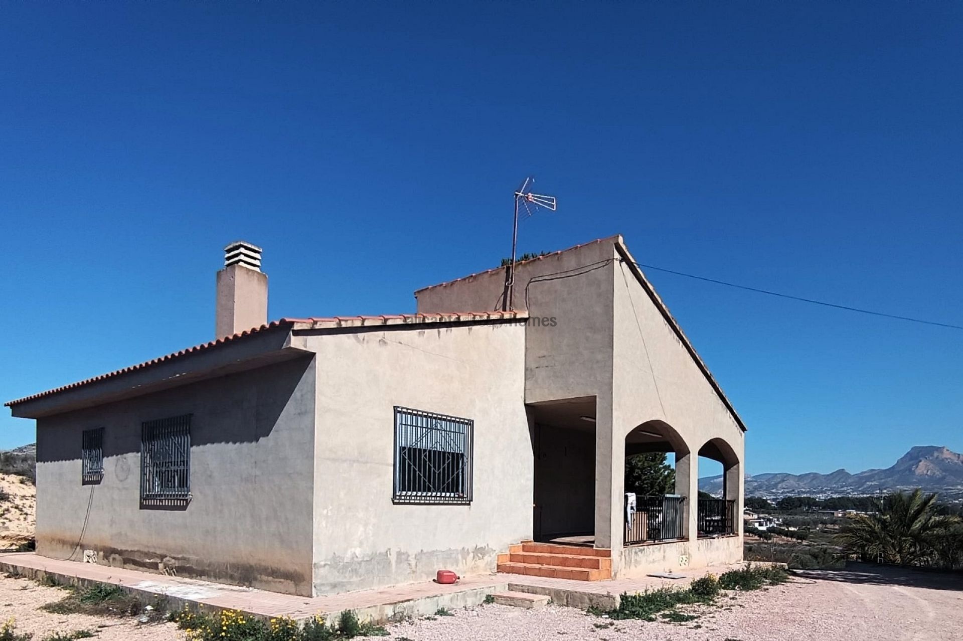 Resale - 6 Bedroom 3 Bathroom Villa in Elda -  - Alicante