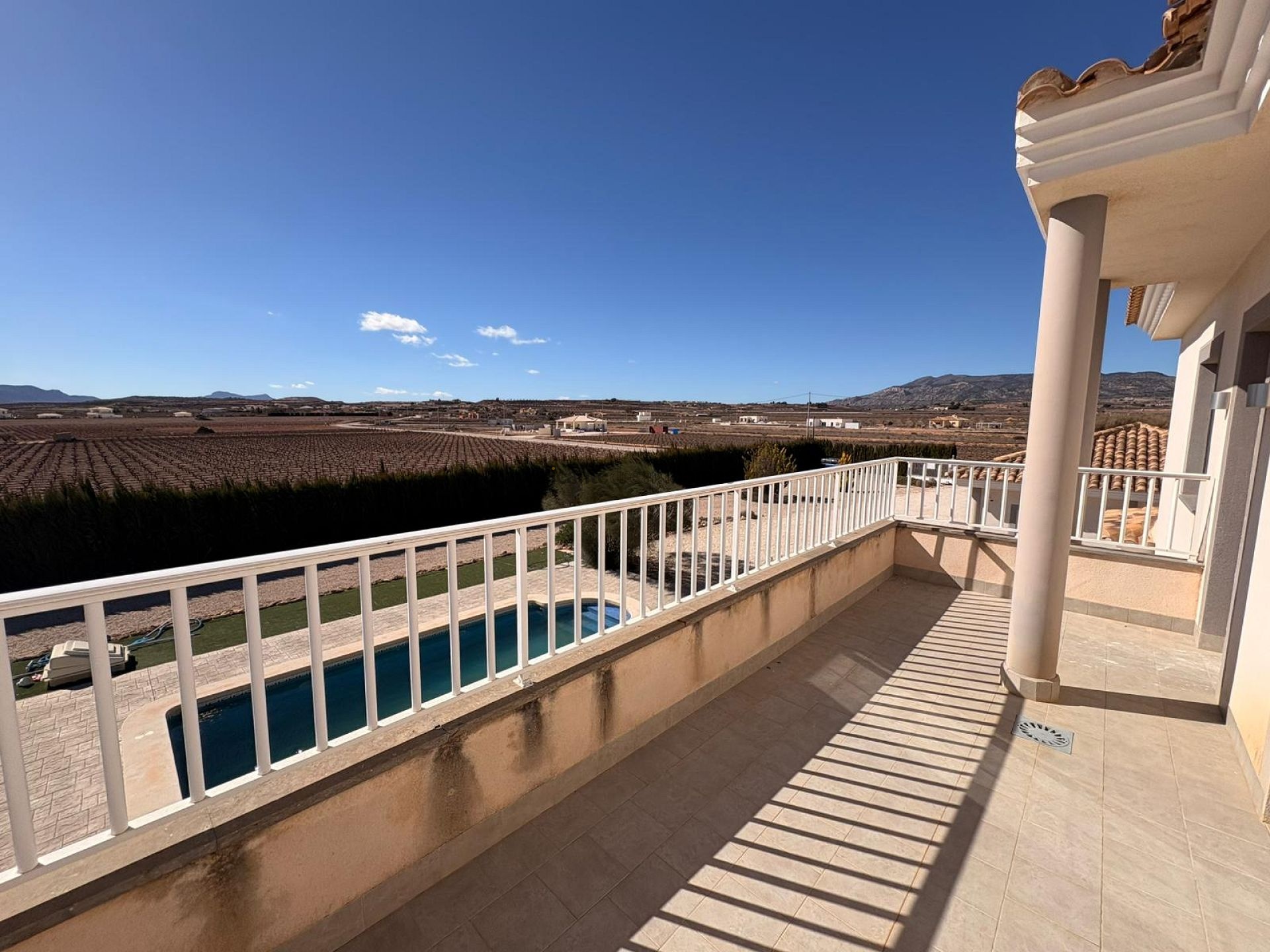 Resale - 6 Bedroom 4 Bathroom Villa in Pinoso -  - Alicante