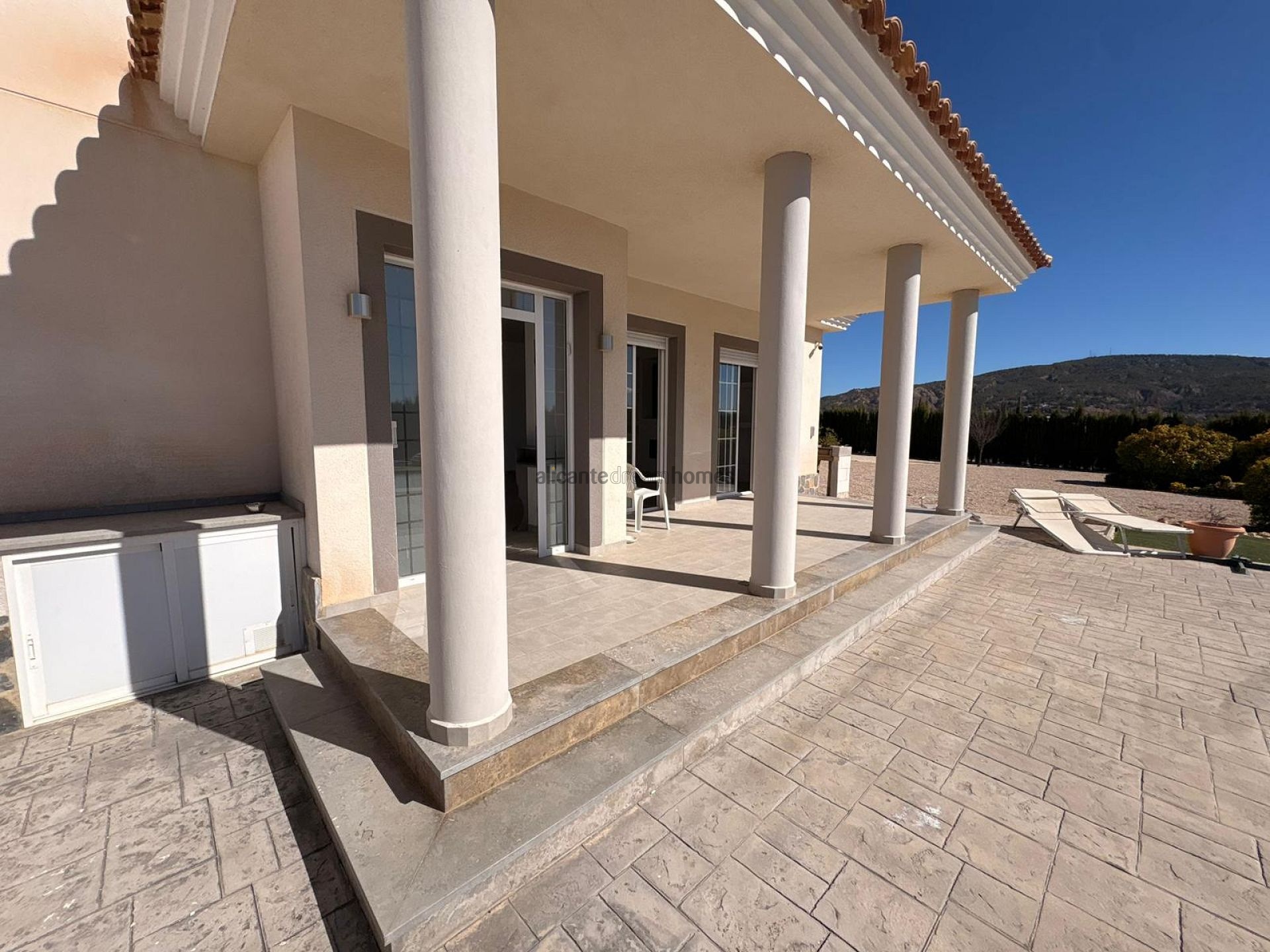 Resale - 6 Bedroom 4 Bathroom Villa in Pinoso -  - Alicante