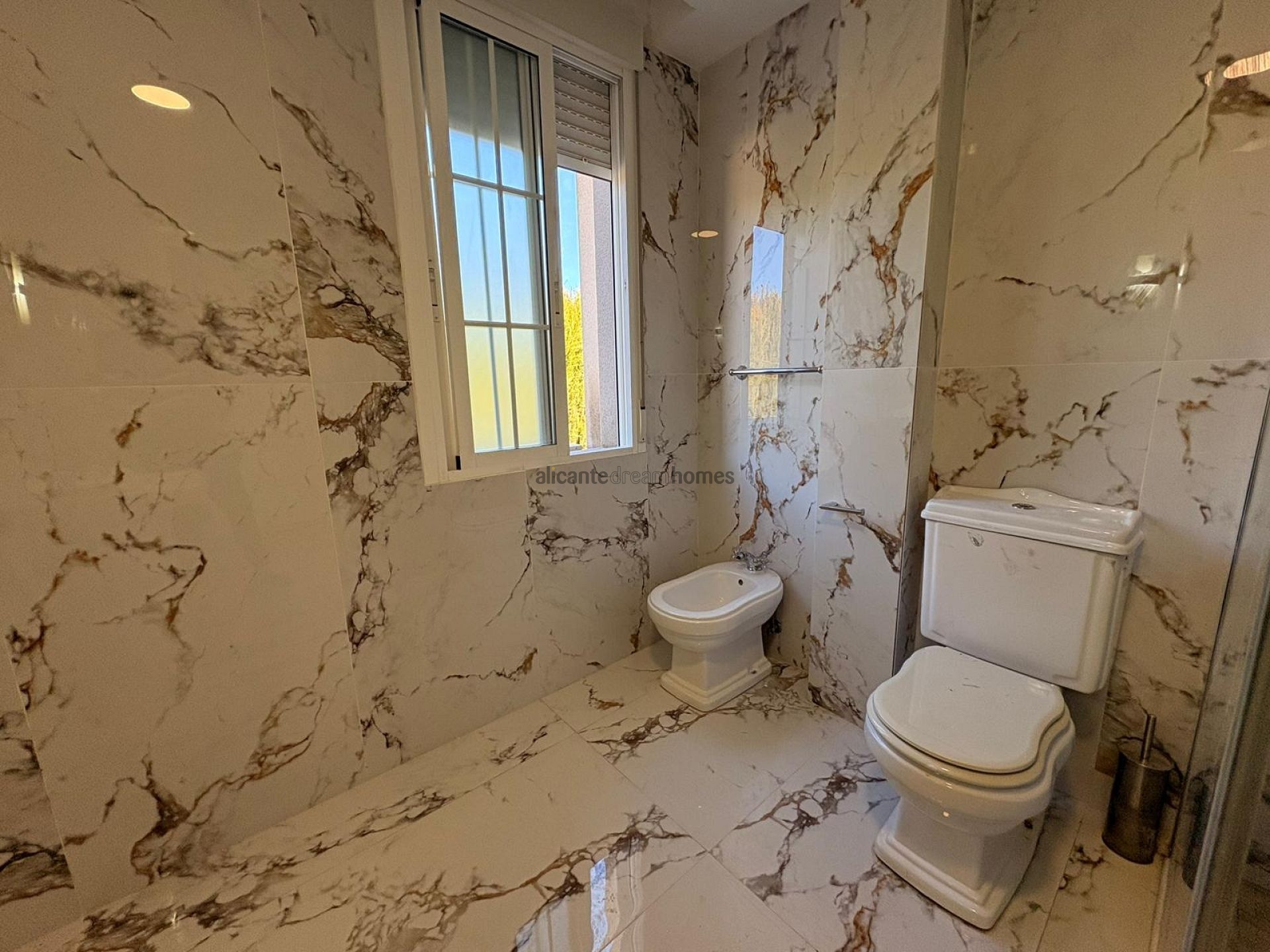 Resale - 6 Bedroom 4 Bathroom Villa in Pinoso -  - Alicante