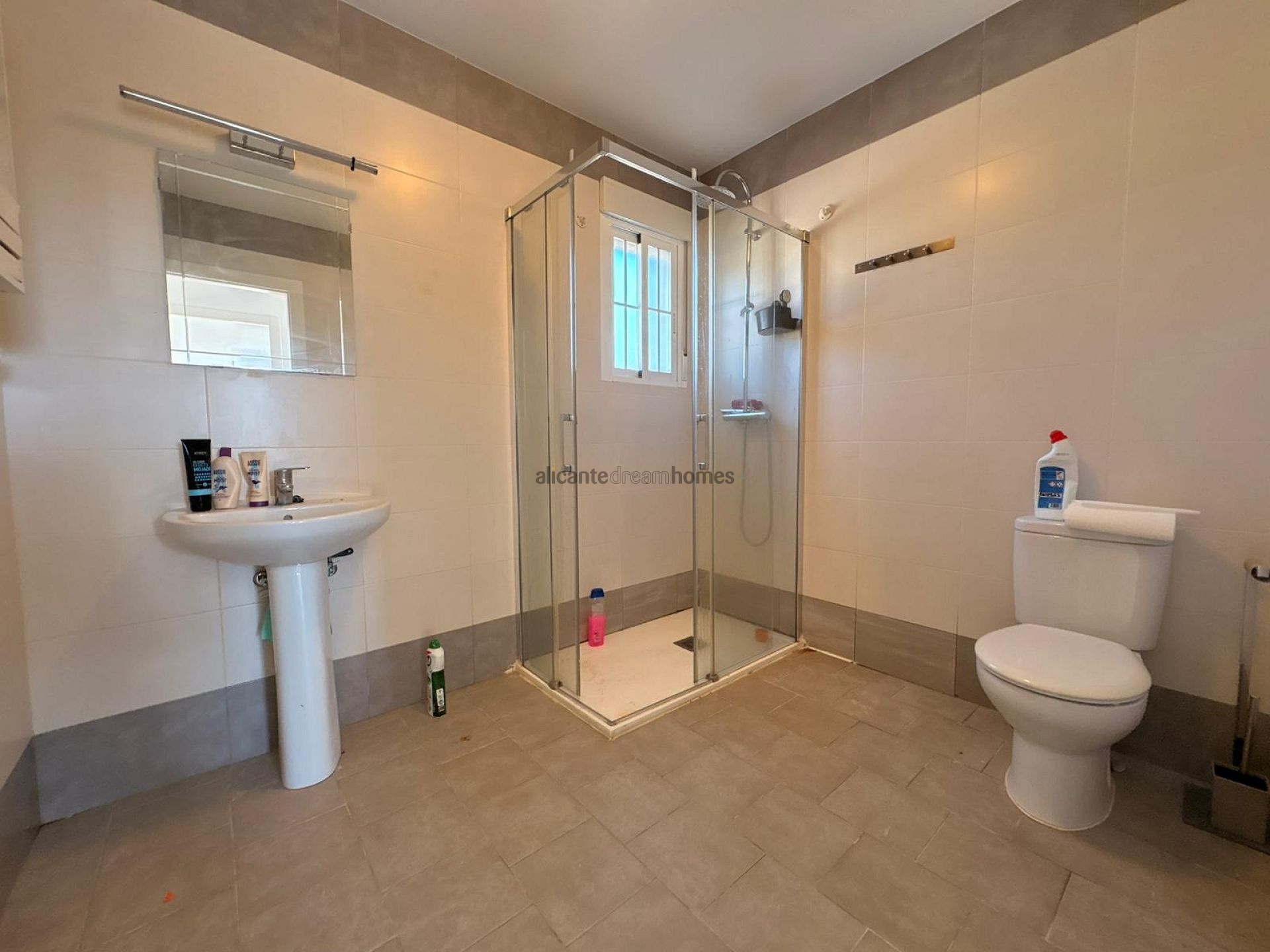 Resale - 6 Bedroom 4 Bathroom Villa in Pinoso -  - Alicante