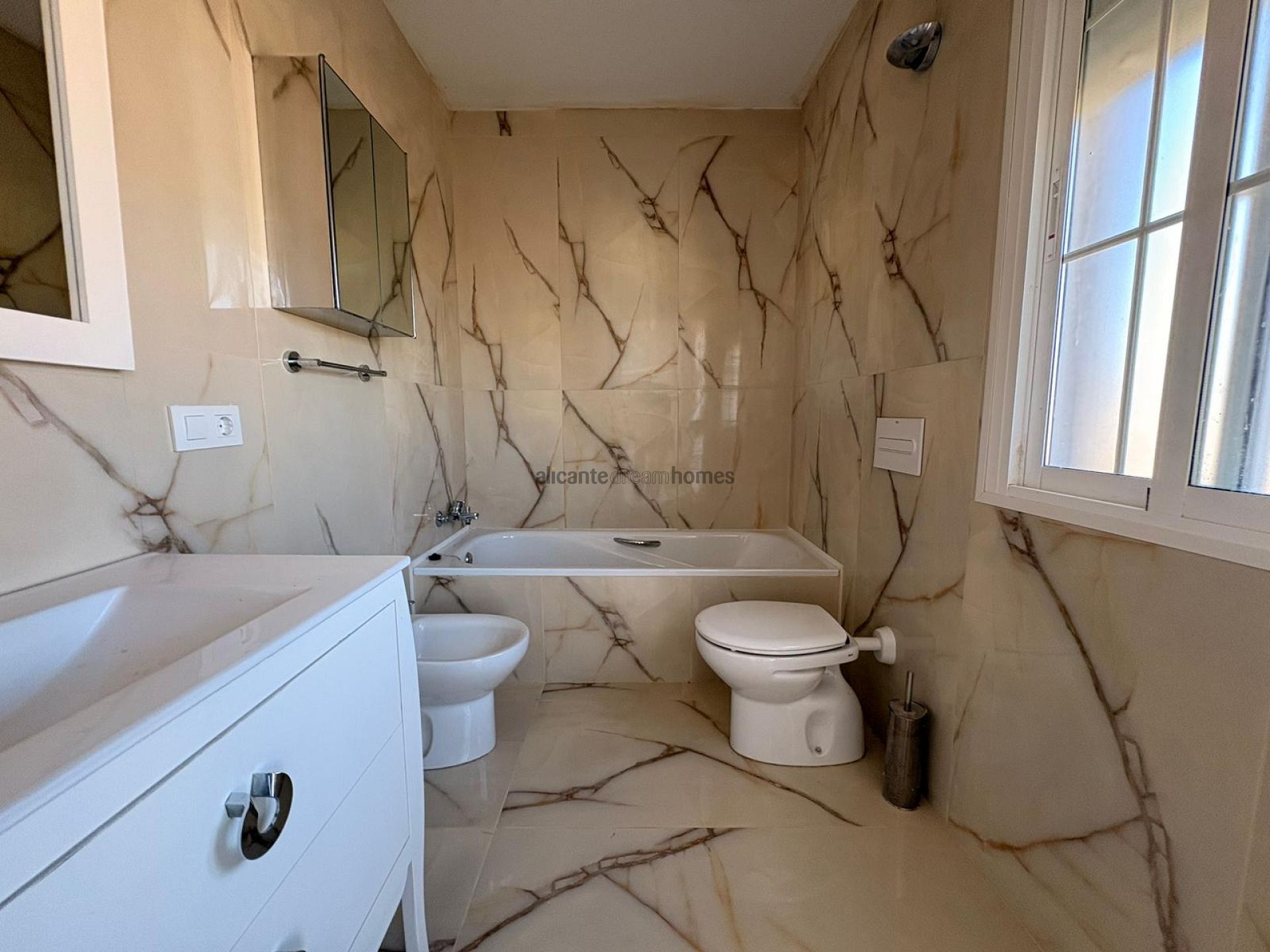 Resale - 6 Bedroom 4 Bathroom Villa in Pinoso -  - Alicante