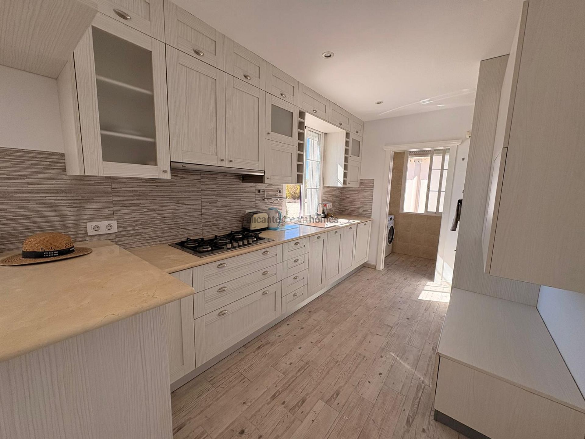 Resale - 6 Bedroom 4 Bathroom Villa in Pinoso -  - Alicante