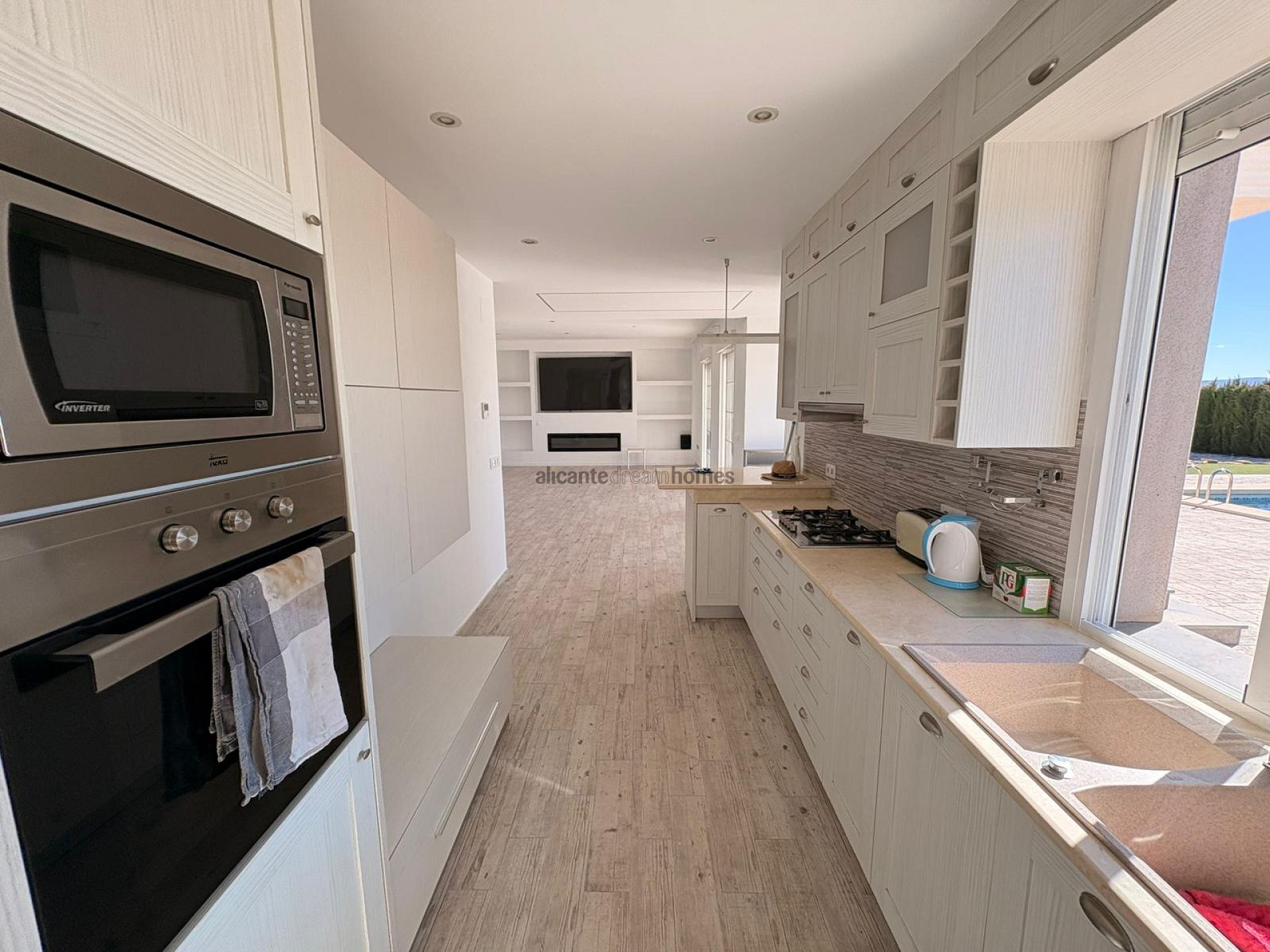 Resale - 6 Bedroom 4 Bathroom Villa in Pinoso -  - Alicante