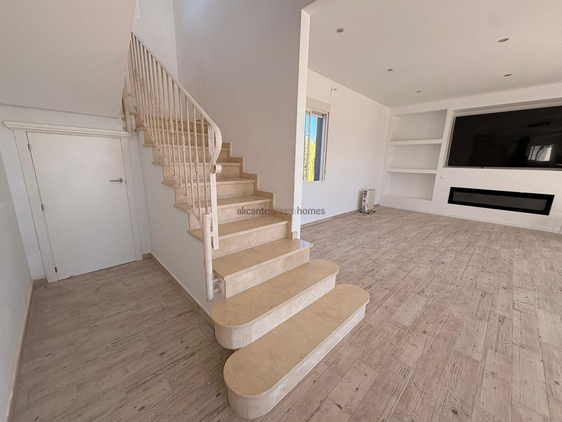 Resale - 6 Bedroom 4 Bathroom Villa in Pinoso -  - Alicante