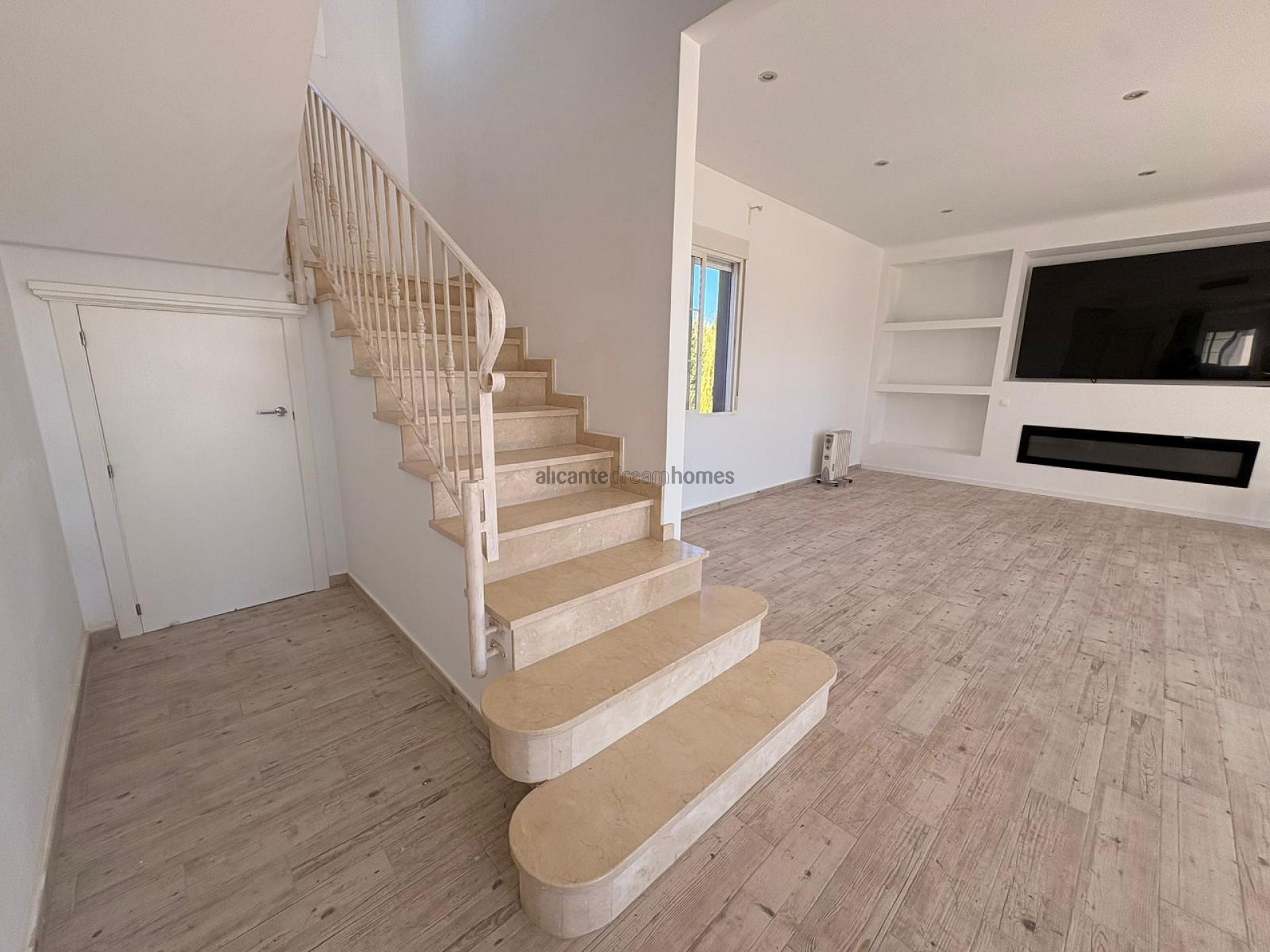 Resale - 6 Bedroom 4 Bathroom Villa in Pinoso -  - Alicante