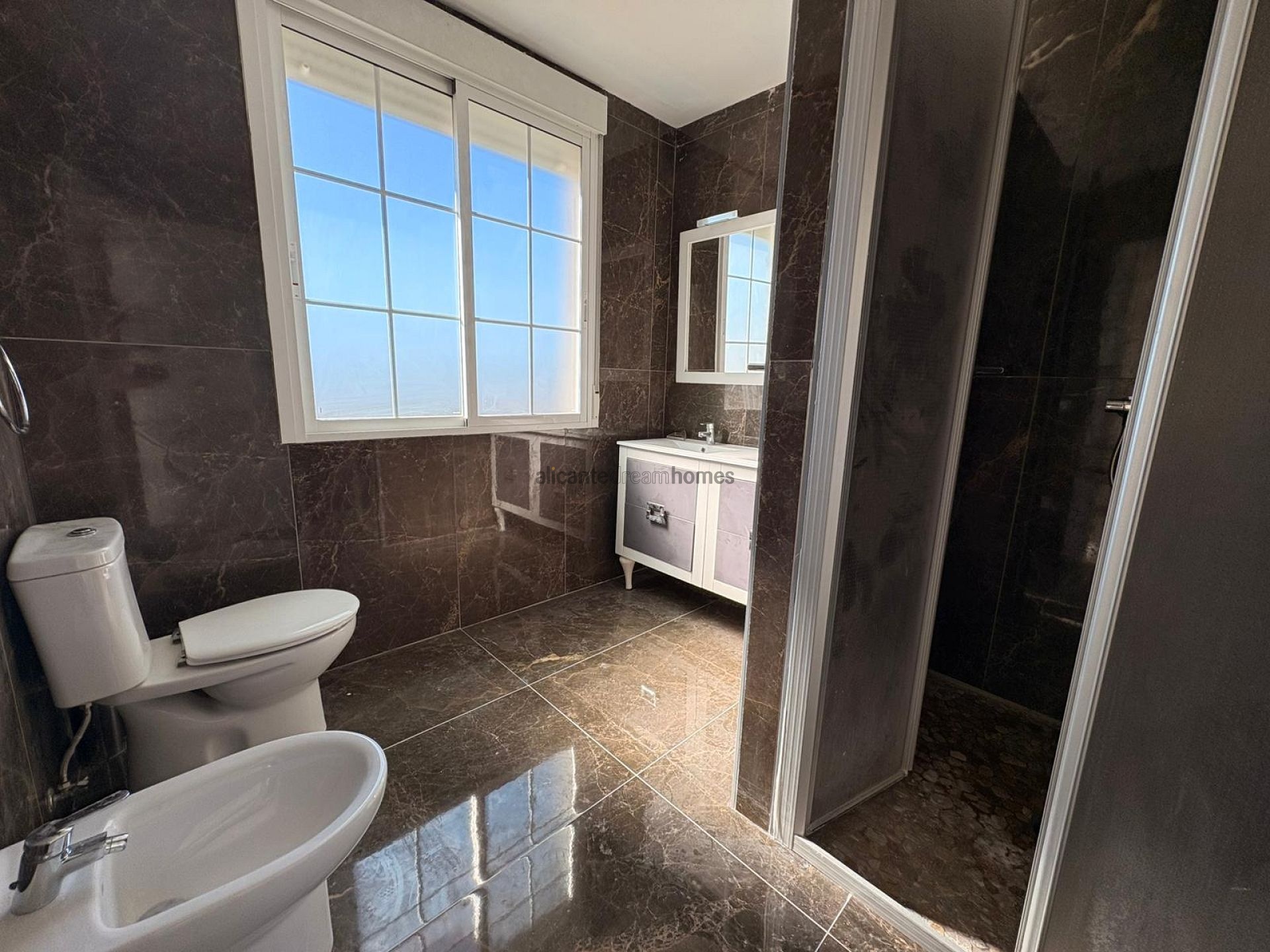 Resale - 6 Bedroom 4 Bathroom Villa in Pinoso -  - Alicante