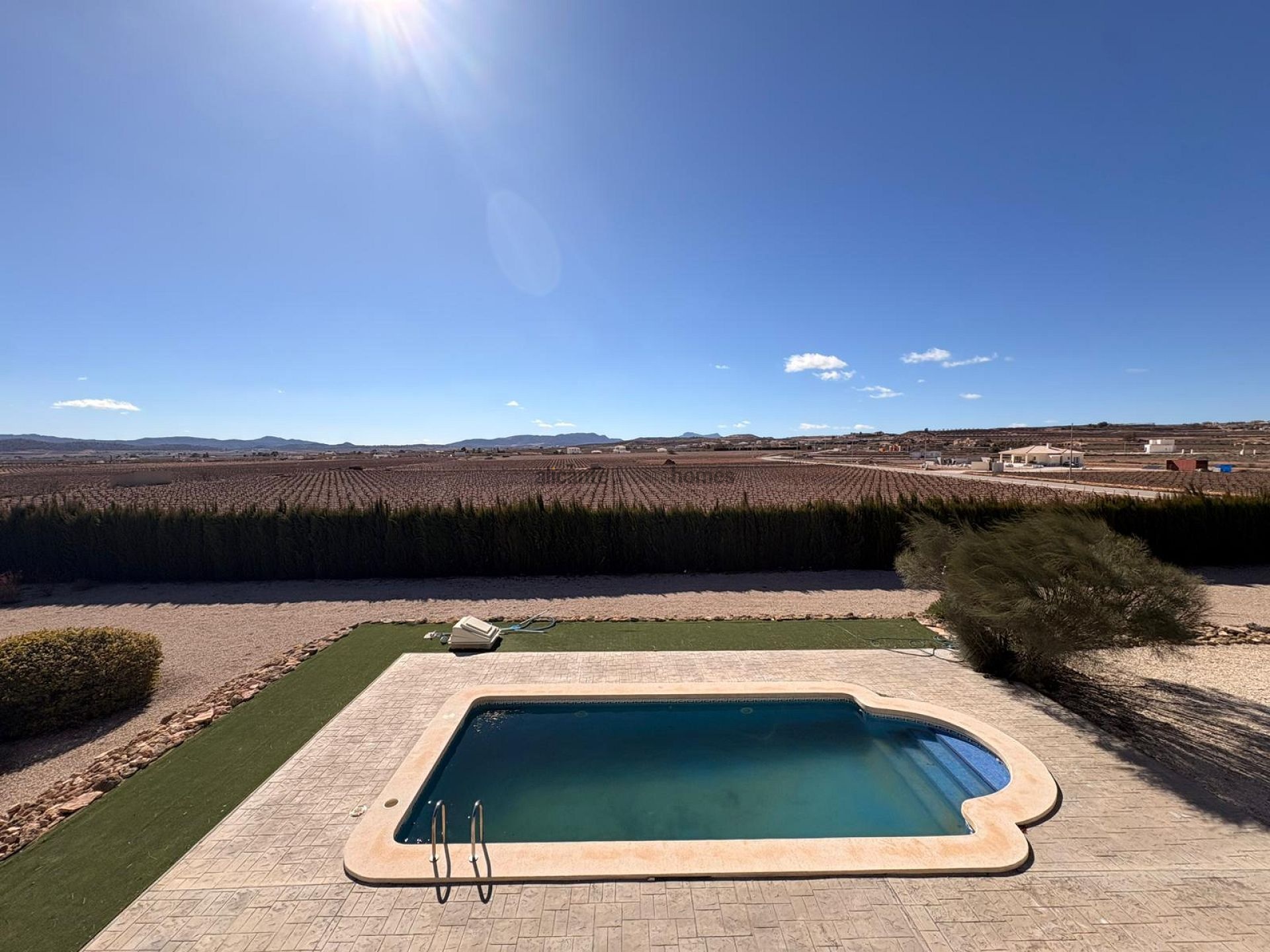 Resale - 6 Bedroom 4 Bathroom Villa in Pinoso -  - Alicante