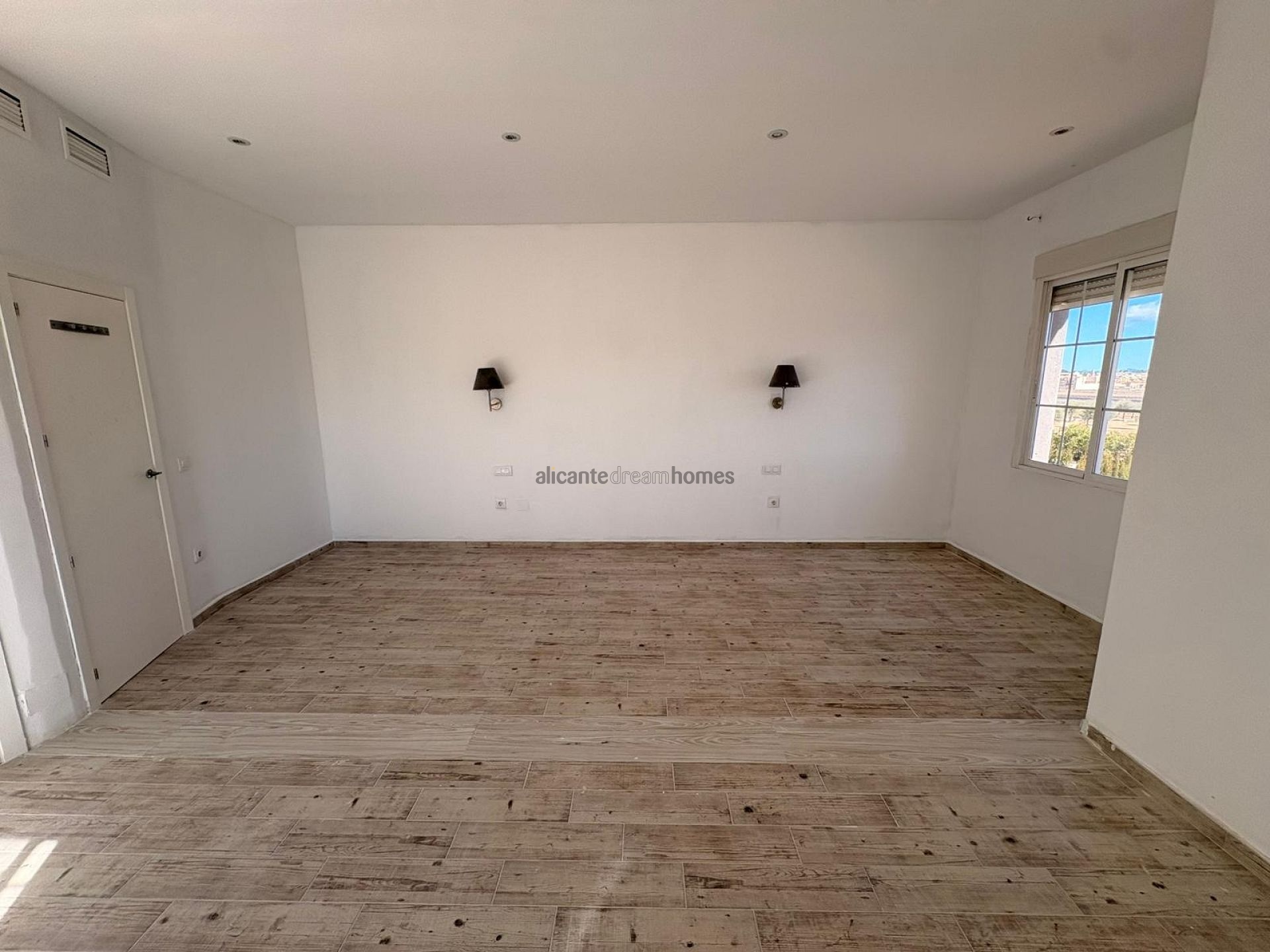 Resale - 6 Bedroom 4 Bathroom Villa in Pinoso -  - Alicante