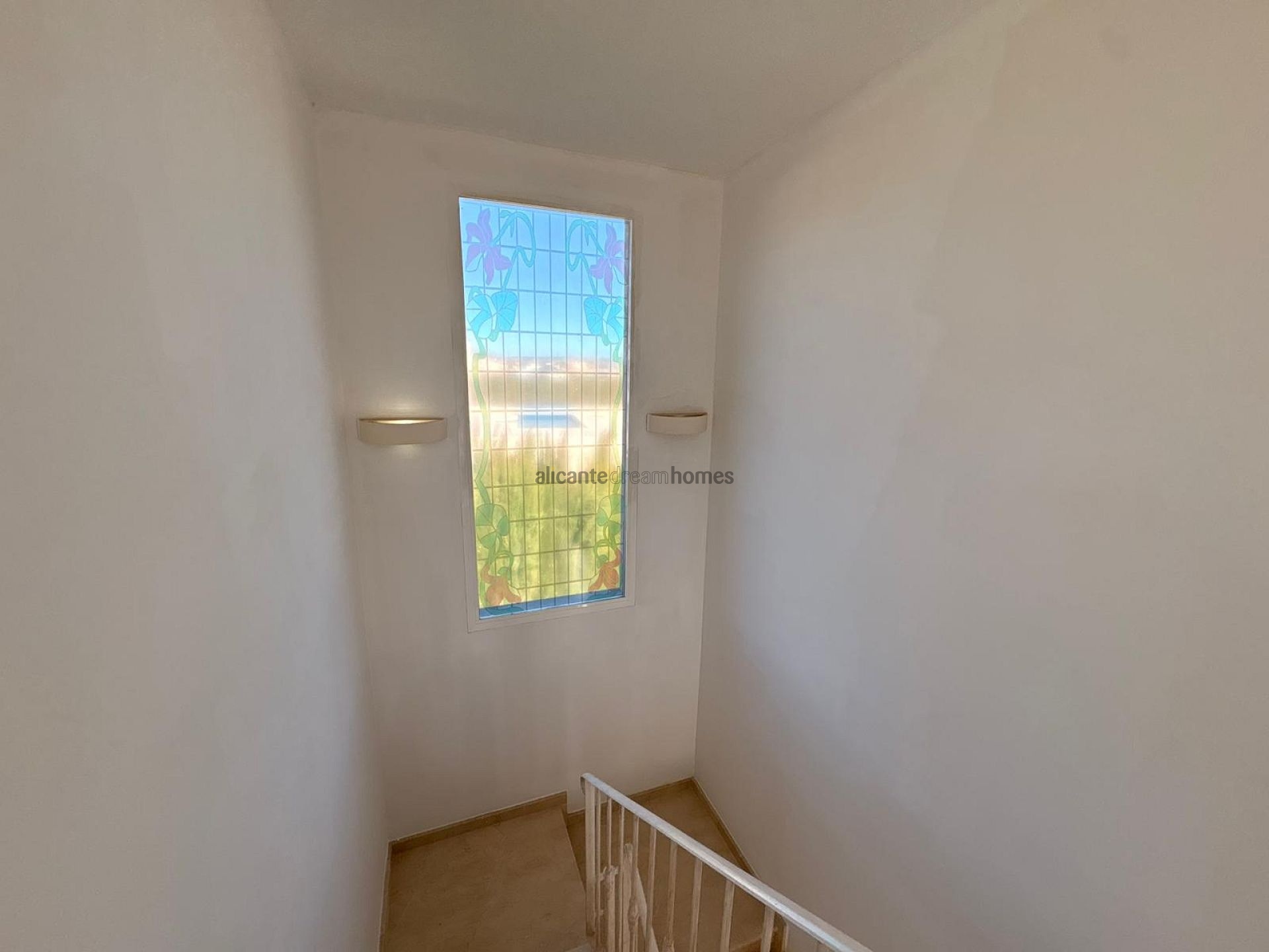 Resale - 6 Bedroom 4 Bathroom Villa in Pinoso -  - Alicante