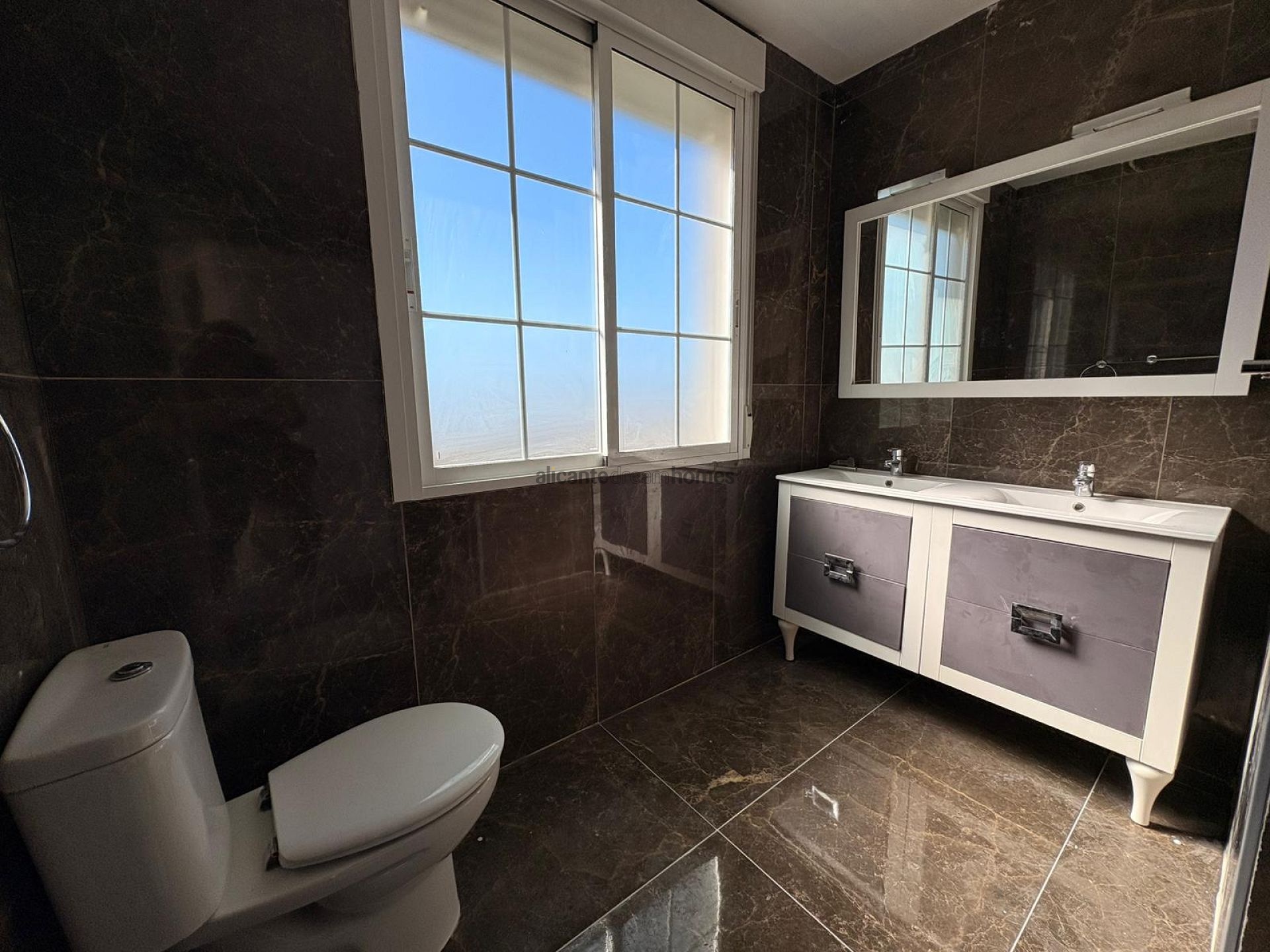 Resale - 6 Bedroom 4 Bathroom Villa in Pinoso -  - Alicante