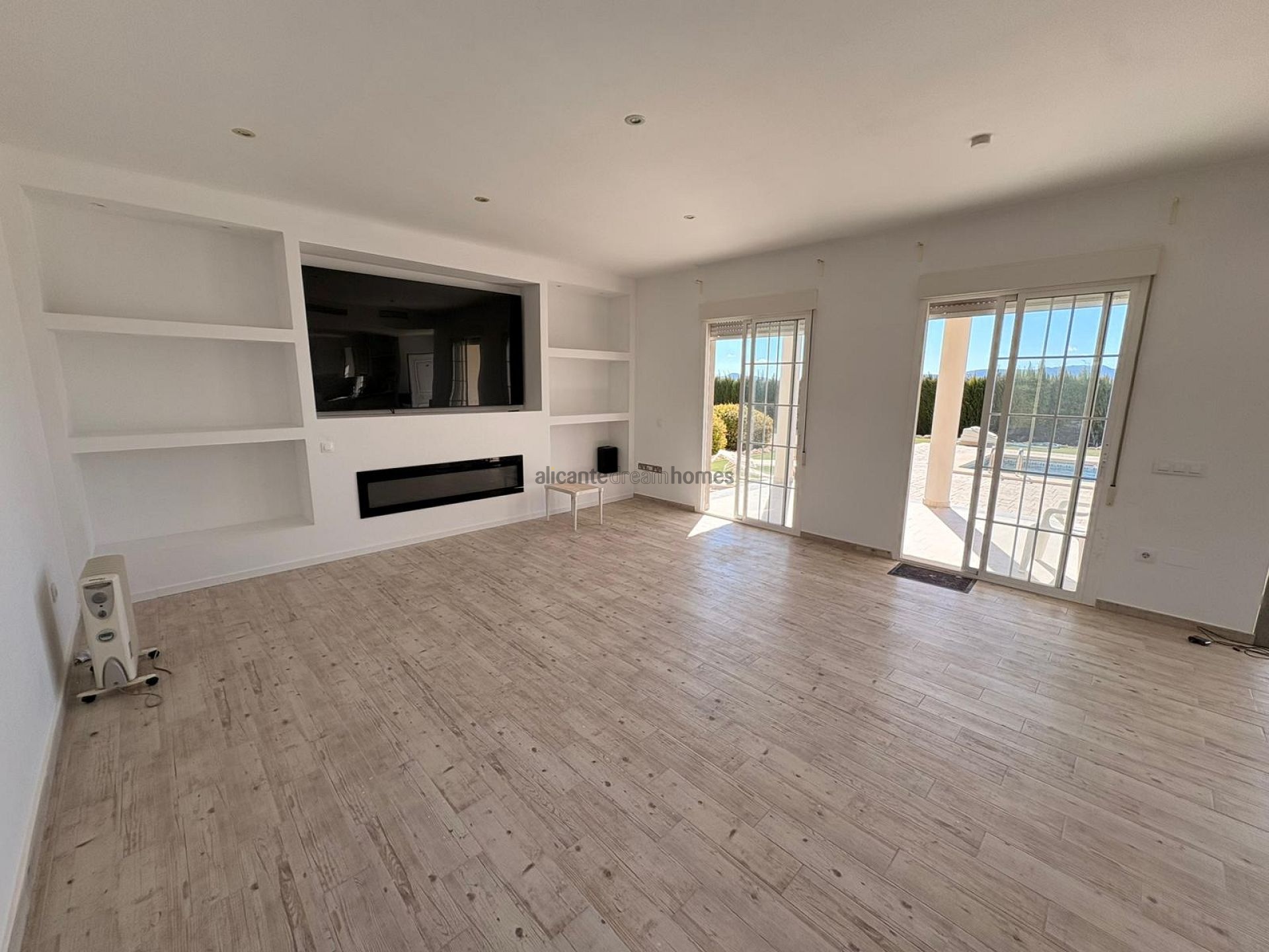 Resale - 6 Bedroom 4 Bathroom Villa in Pinoso -  - Alicante