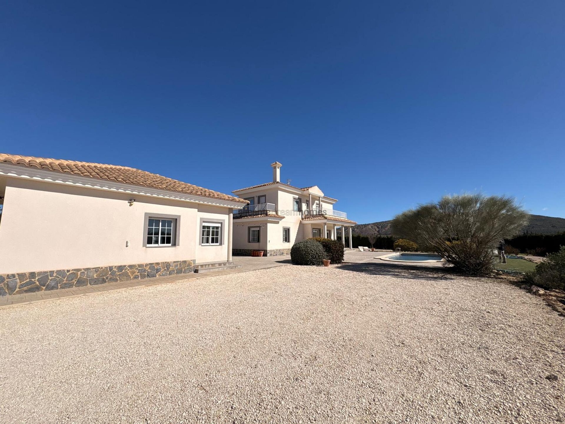 Resale - 6 Bedroom 4 Bathroom Villa in Pinoso -  - Alicante