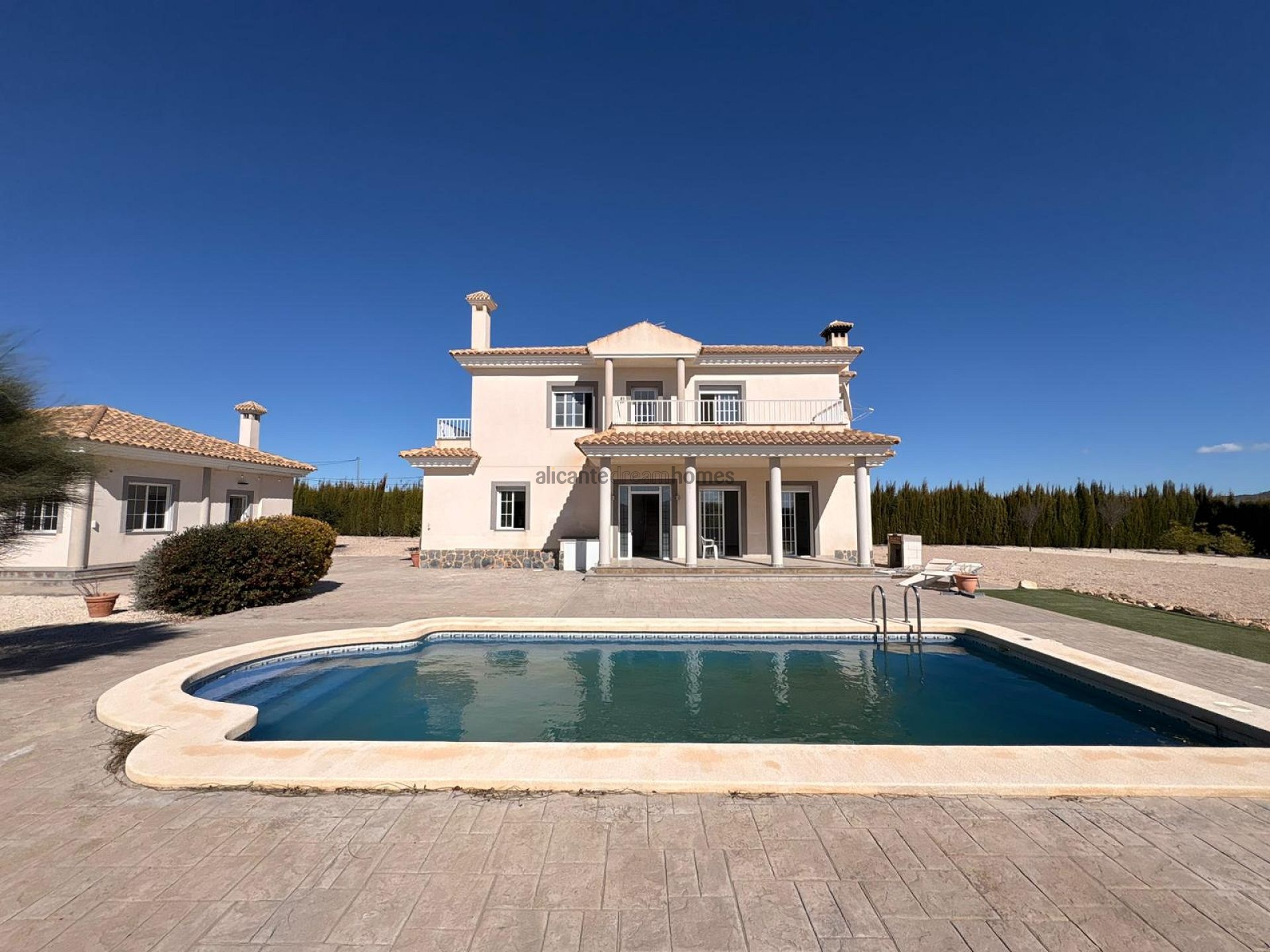 Resale - 6 Bedroom 4 Bathroom Villa in Pinoso -  - Alicante