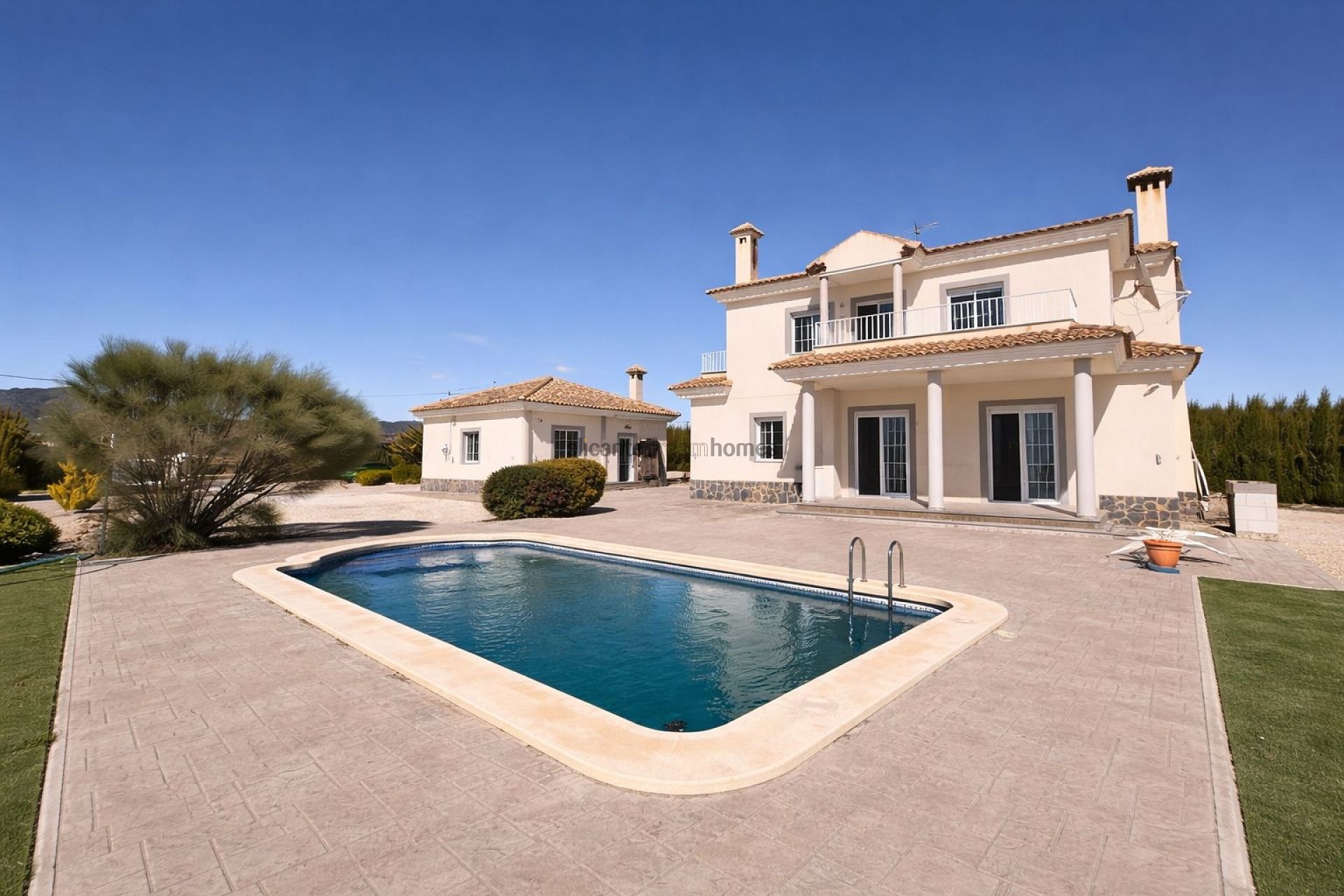 Resale - 6 Bedroom 4 Bathroom Villa in Pinoso -  - Alicante