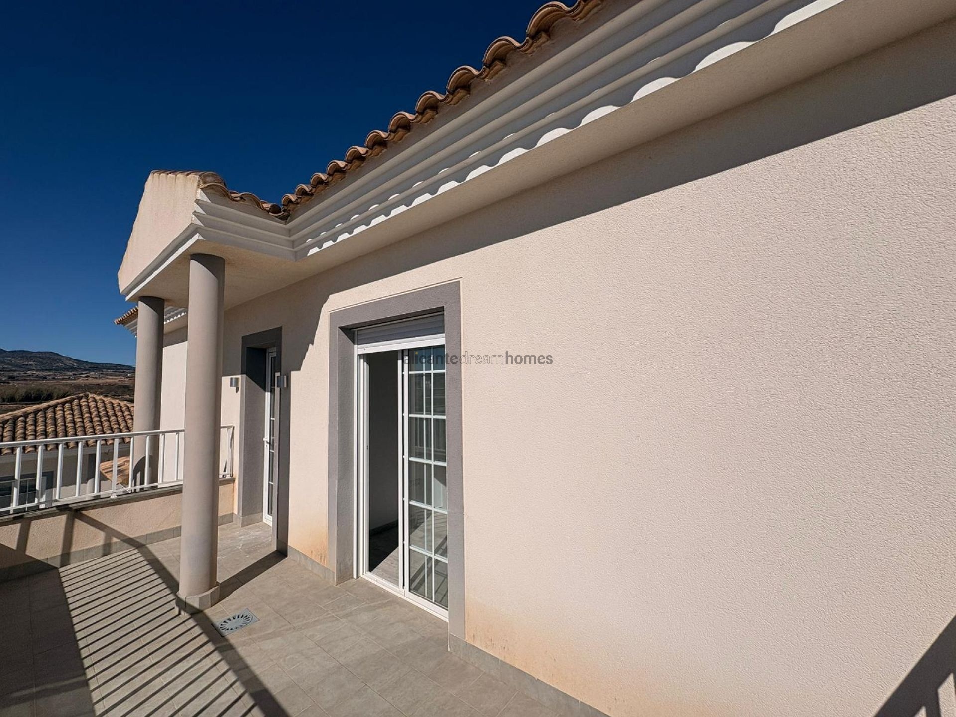 Resale - 6 Bedroom 4 Bathroom Villa in Pinoso -  - Alicante