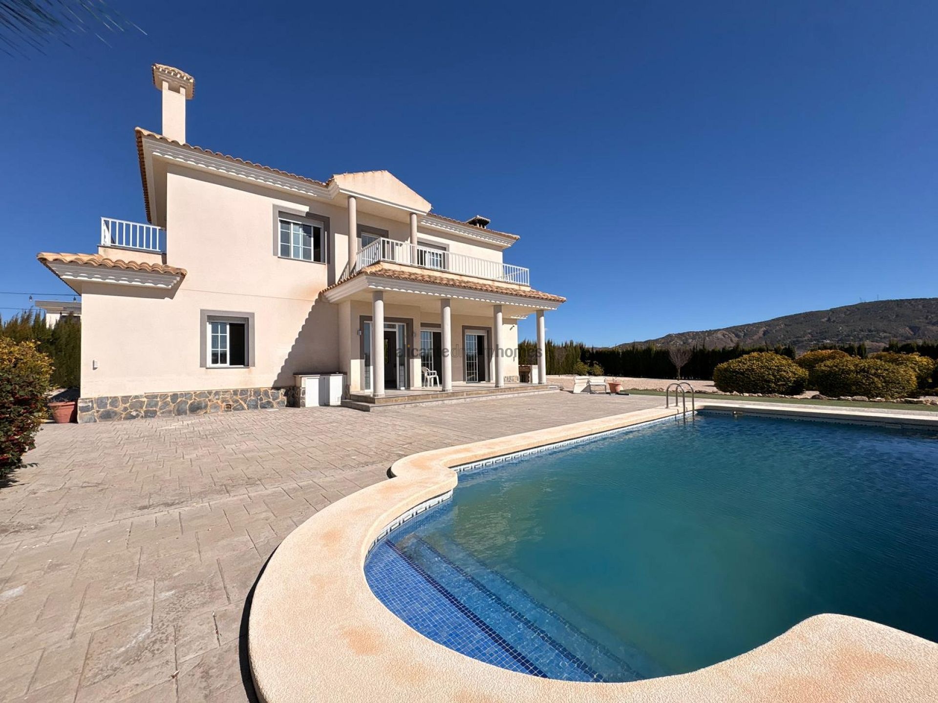 Resale - 6 Bedroom 4 Bathroom Villa in Pinoso -  - Alicante