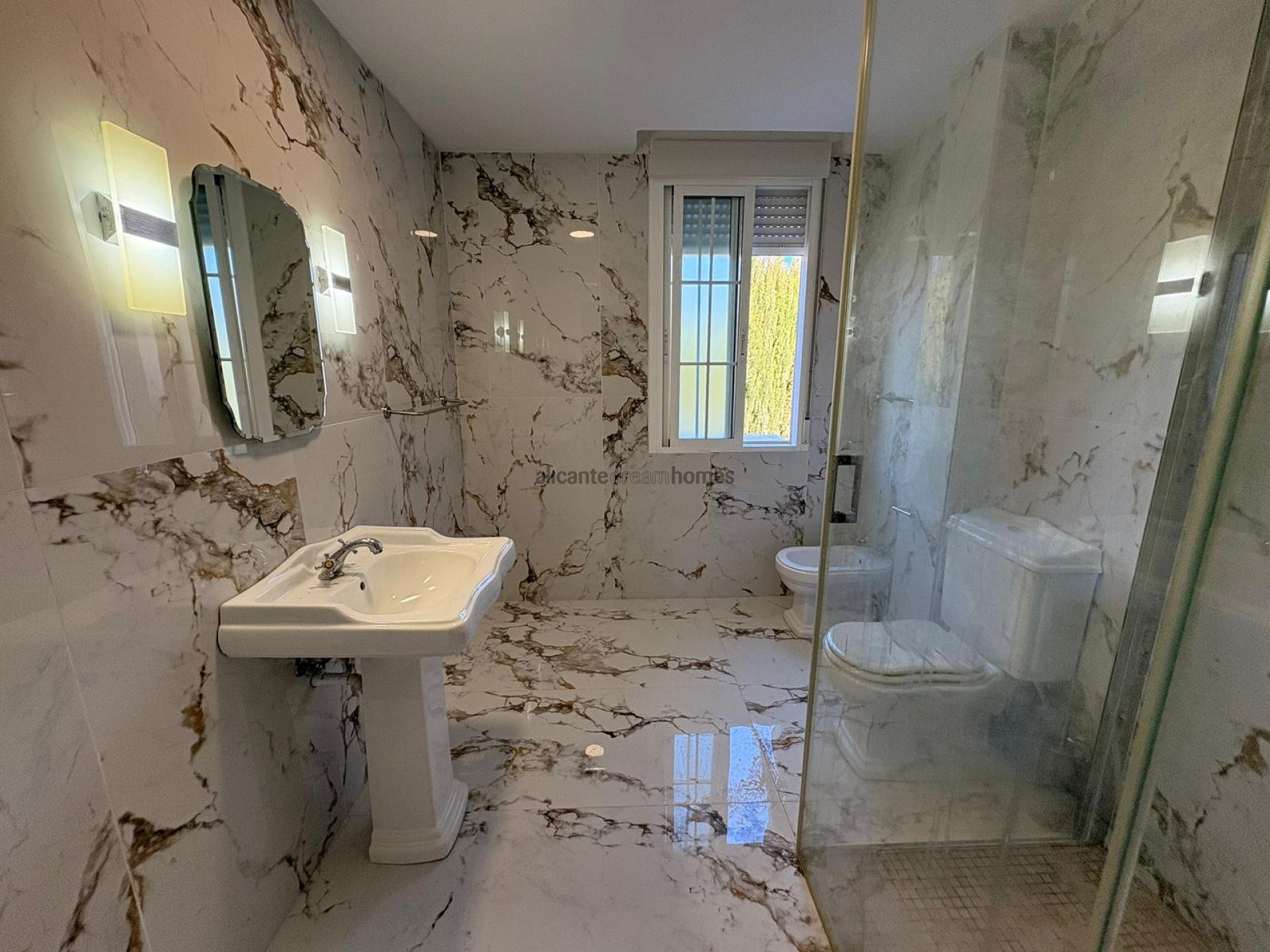 Resale - 6 Bedroom 4 Bathroom Villa in Pinoso -  - Alicante