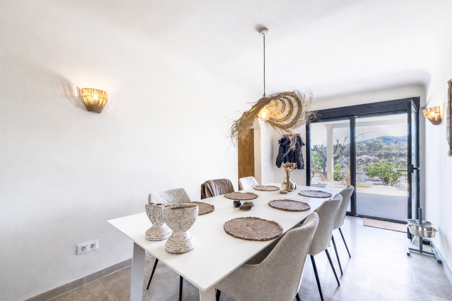 Resale - 8 Bedroom 5 Bathroom Villa in La Romana -  - Alicante