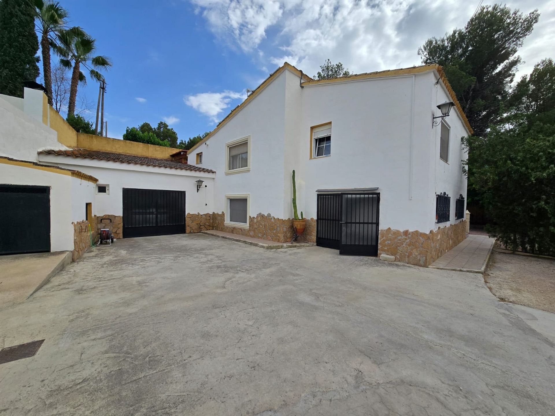 Resale - 3 Bedroom 2 Bathroom Villa in Sax -  - Alicante