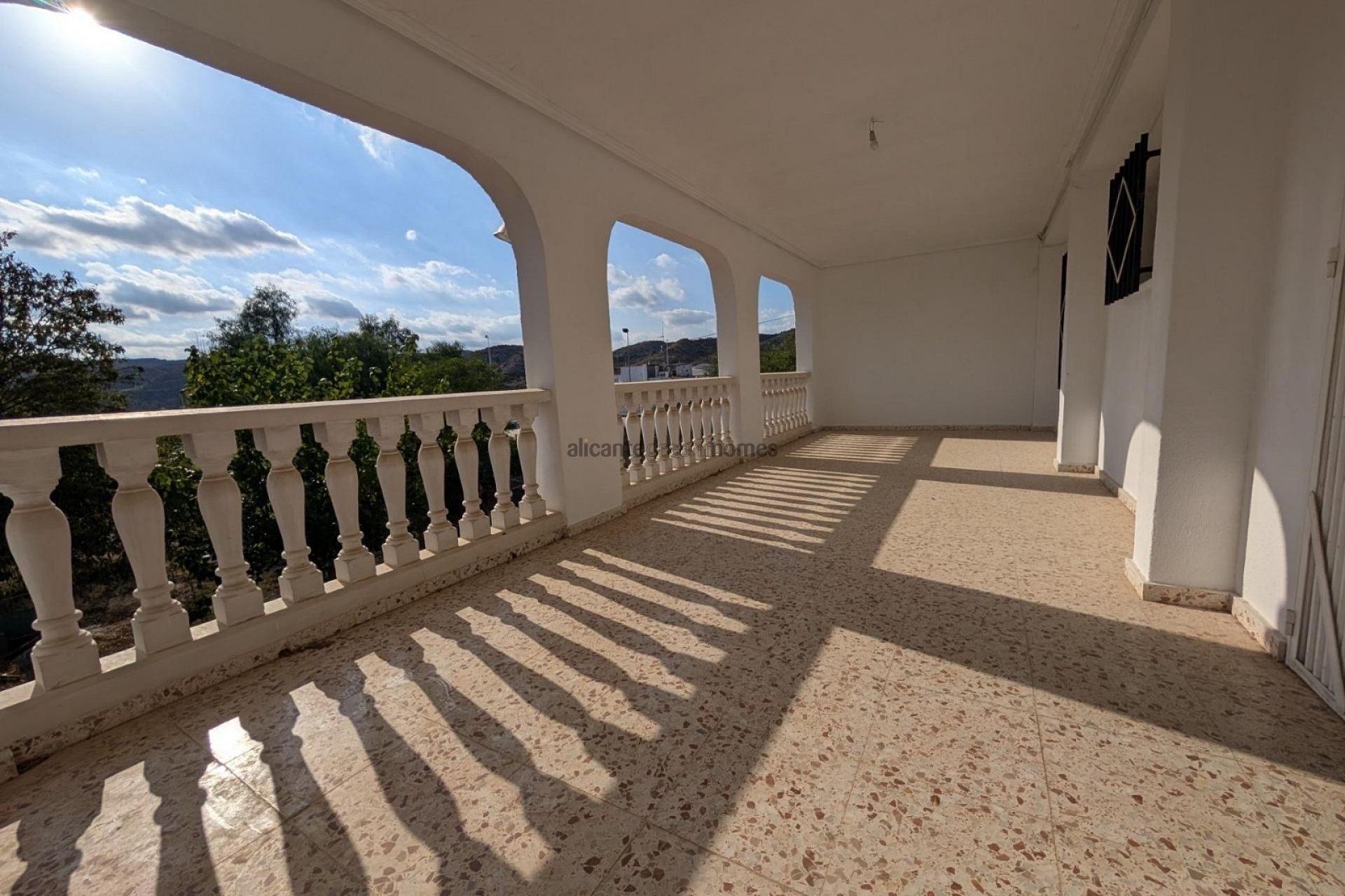 Resale - 5 Bedroom 2 Bathroom Villa in Elche -  - Alicante