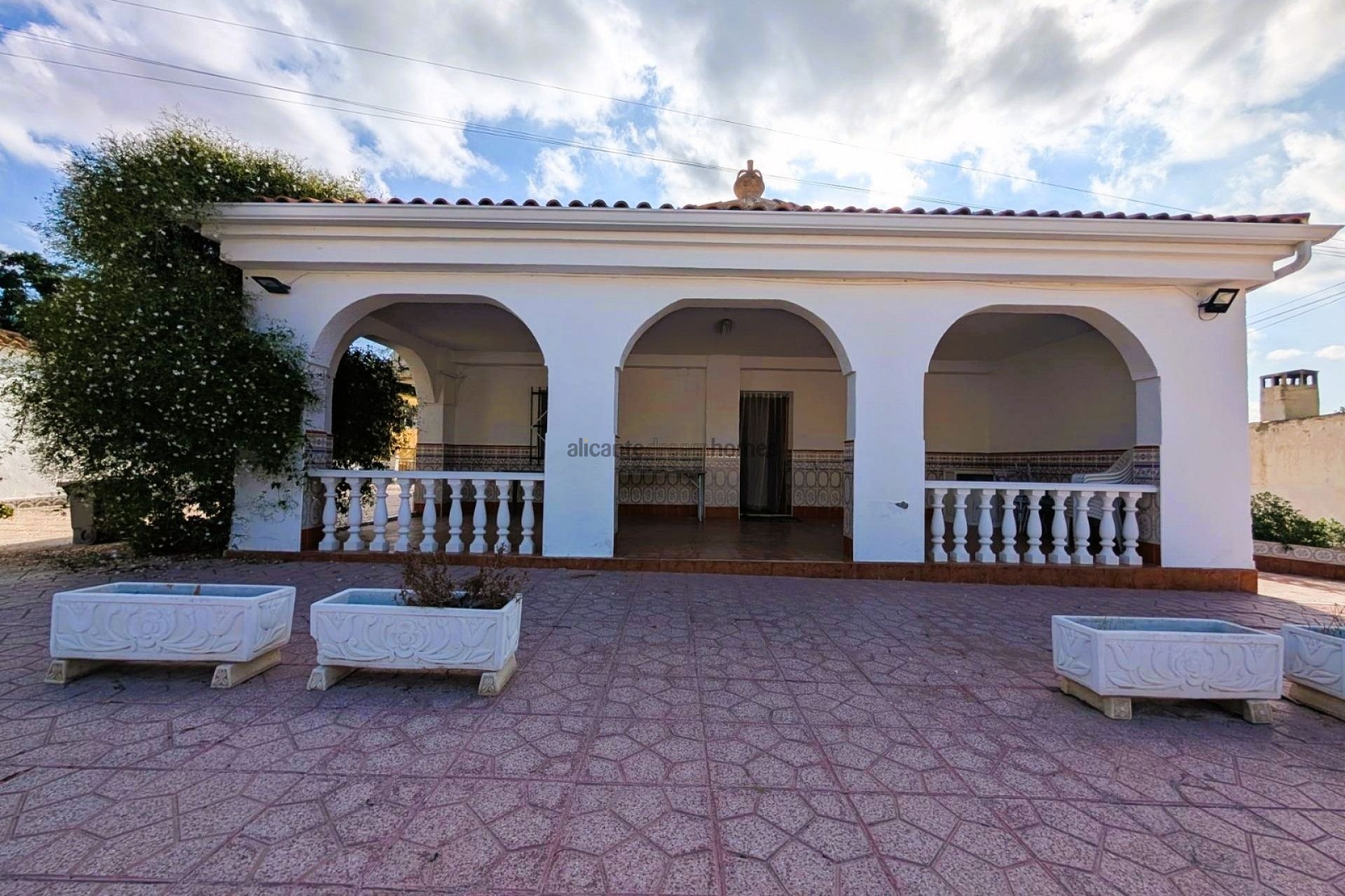 Resale - 5 Bedroom 2 Bathroom Villa in Elche -  - Alicante