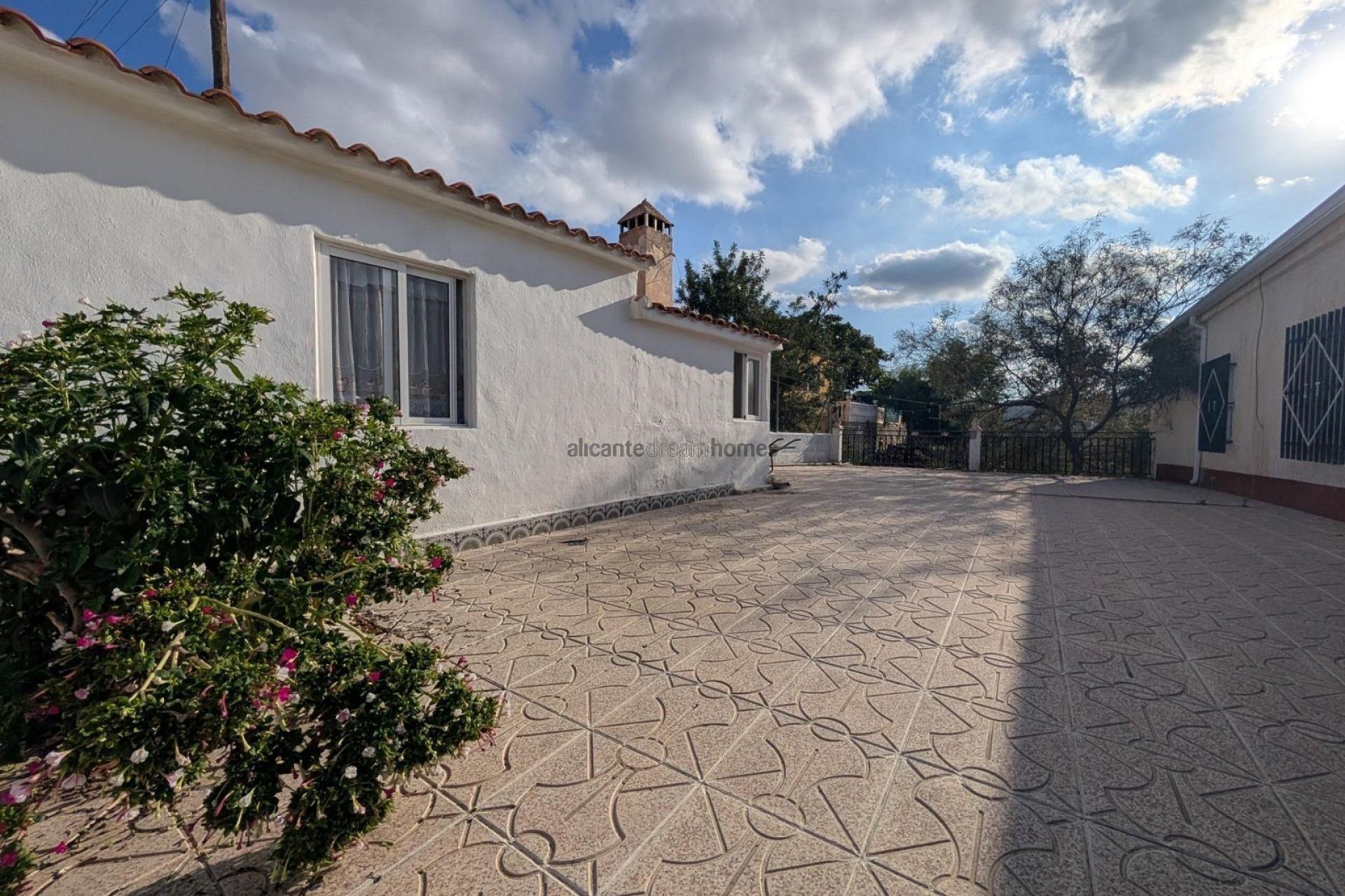 Resale - 5 Bedroom 2 Bathroom Villa in Elche -  - Alicante