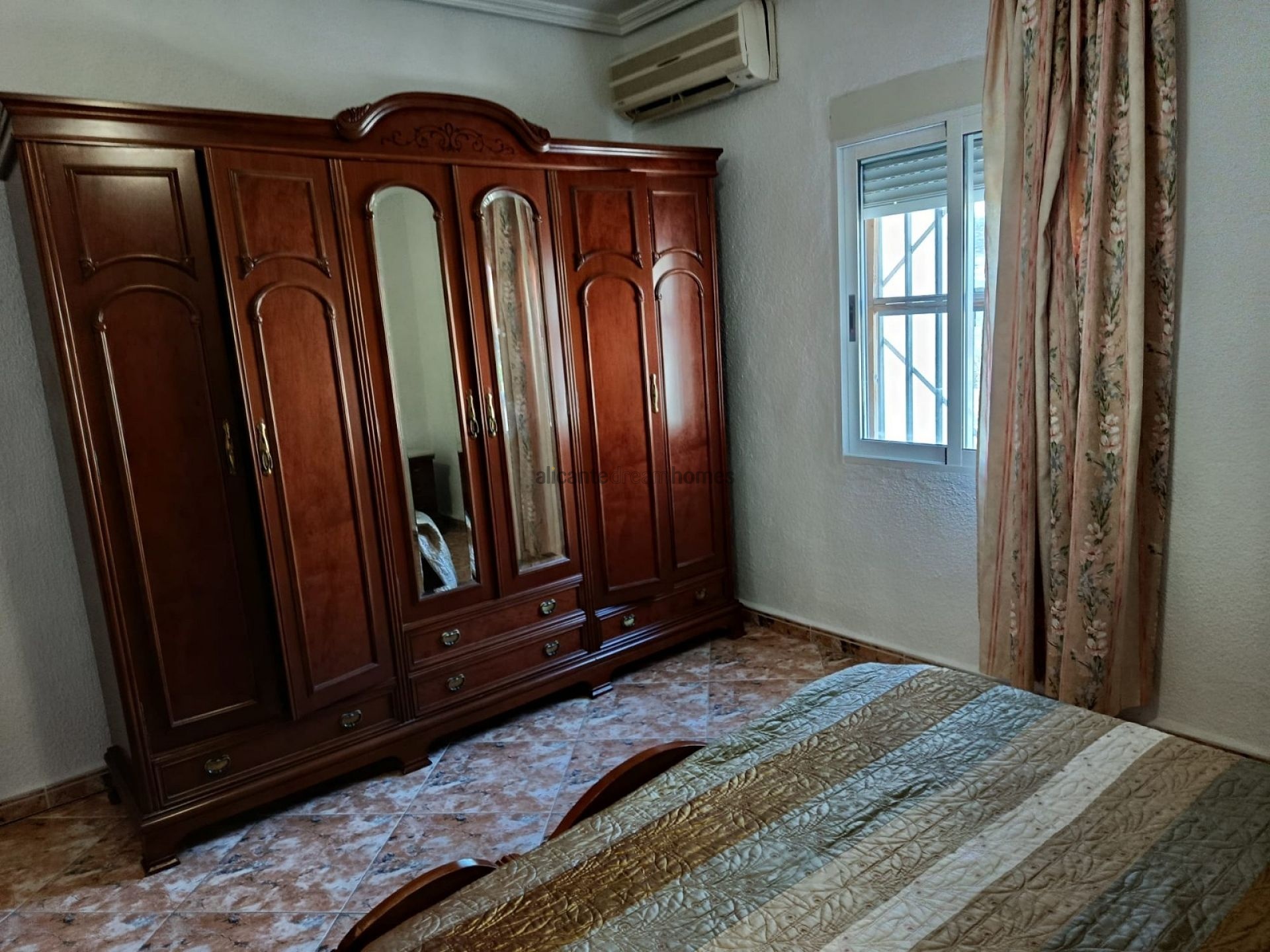 Resale - 5 Bedroom 2 Bathroom Villa in Elche -  - Alicante