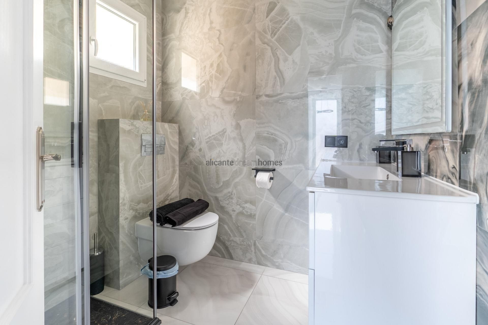 Resale - 4 Bedroom 3 Bathroom Townhouse in Torrevieja -  - Alicante