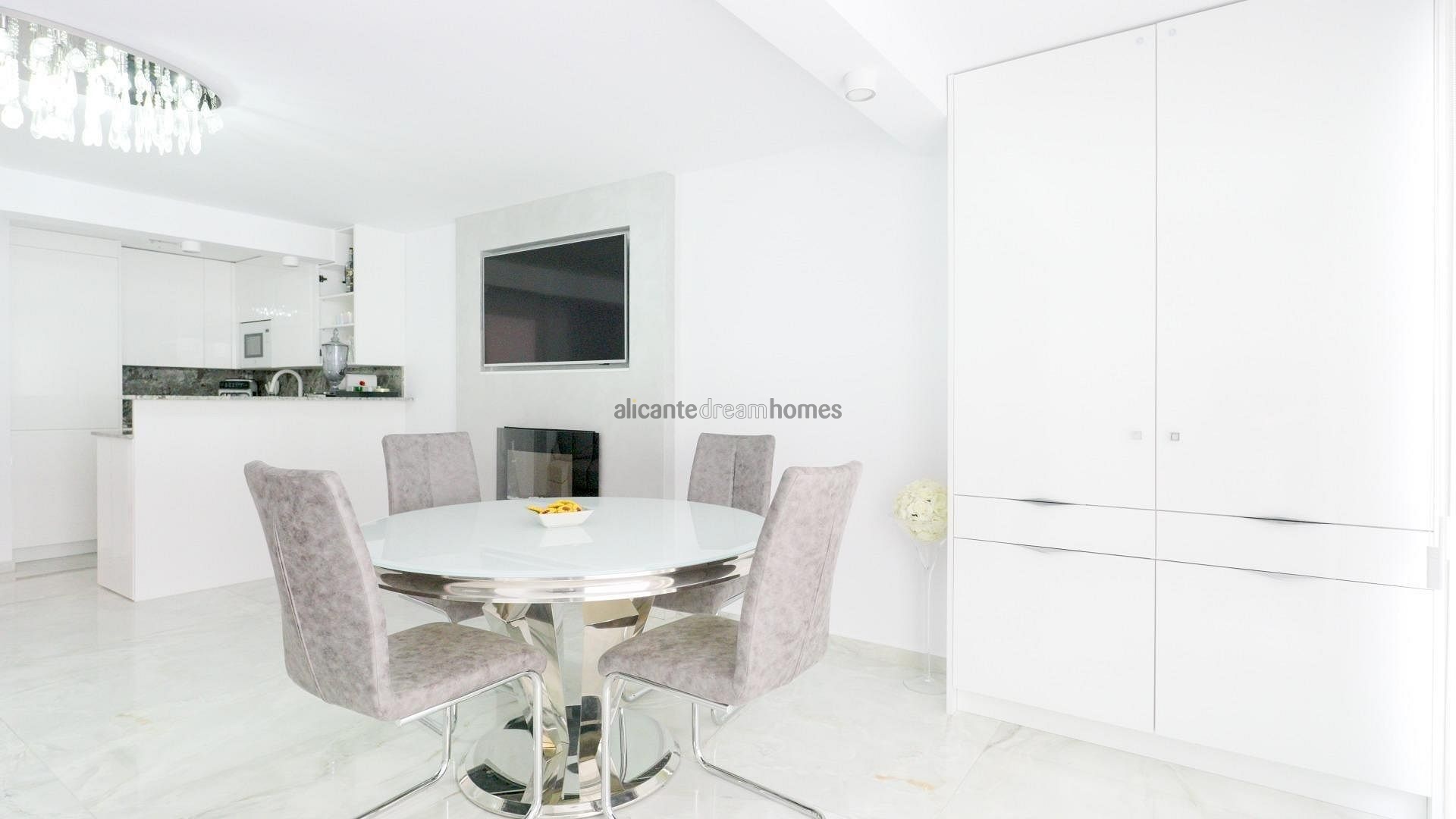 Resale - 4 Bedroom 3 Bathroom Townhouse in Torrevieja -  - Alicante