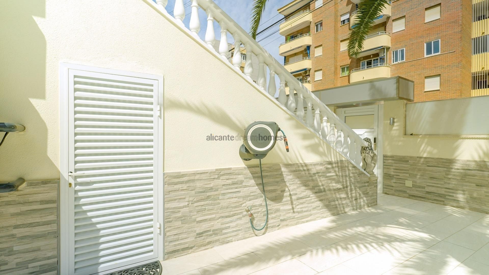 Resale - 4 Bedroom 3 Bathroom Townhouse in Torrevieja -  - Alicante
