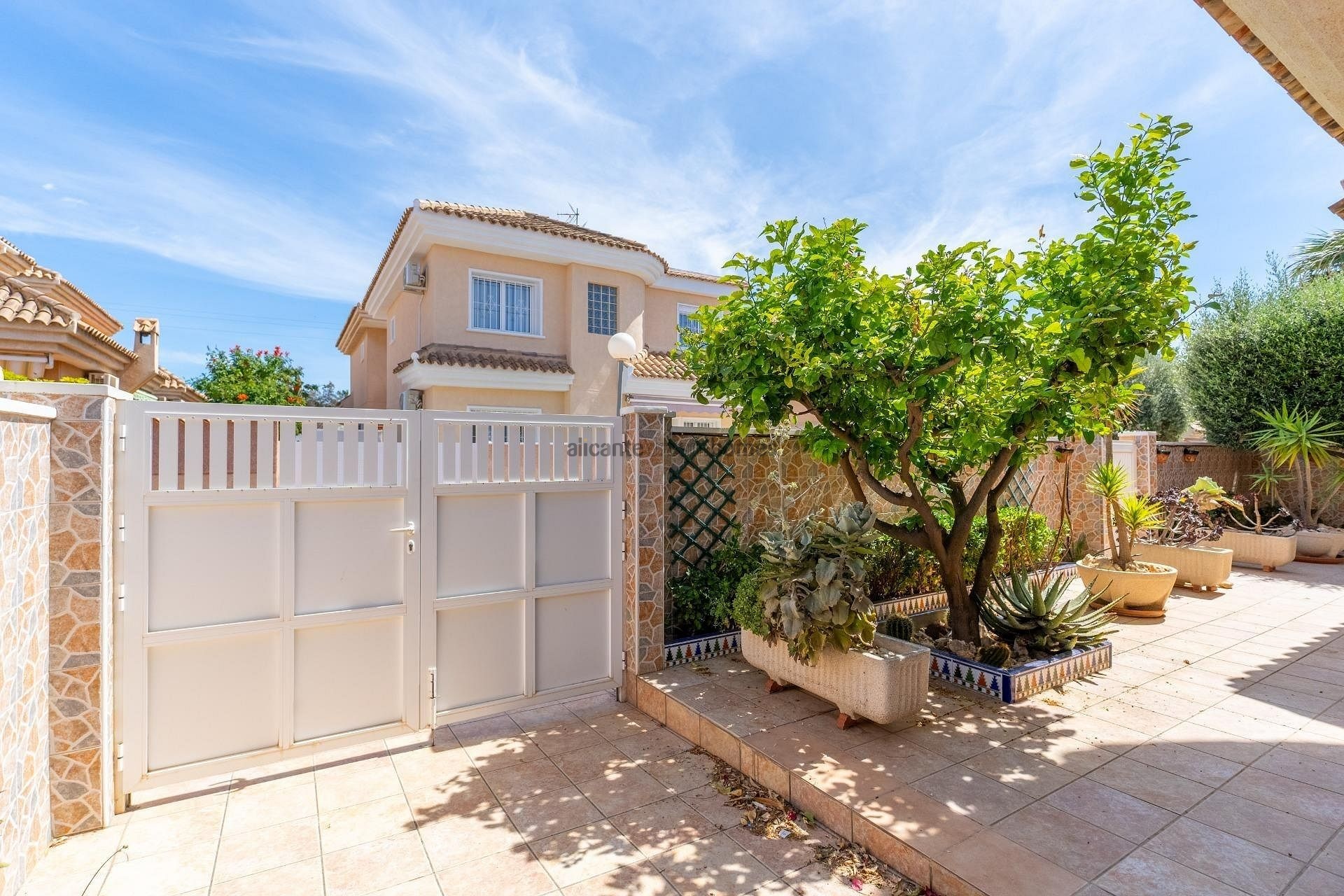 Resale - 3 Bedroom 2 Bathroom Villa in Torrevieja -  - Alicante