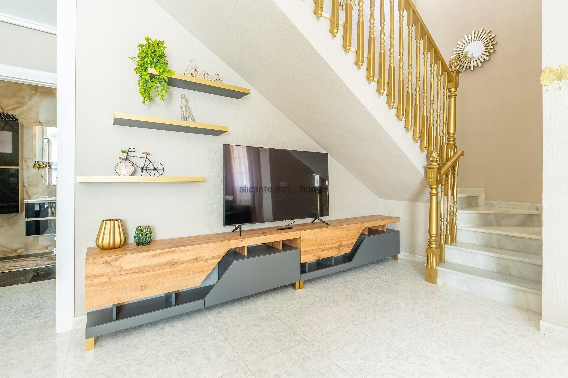 Resale - 3 Bedroom 2 Bathroom Villa in Torrevieja -  - Alicante