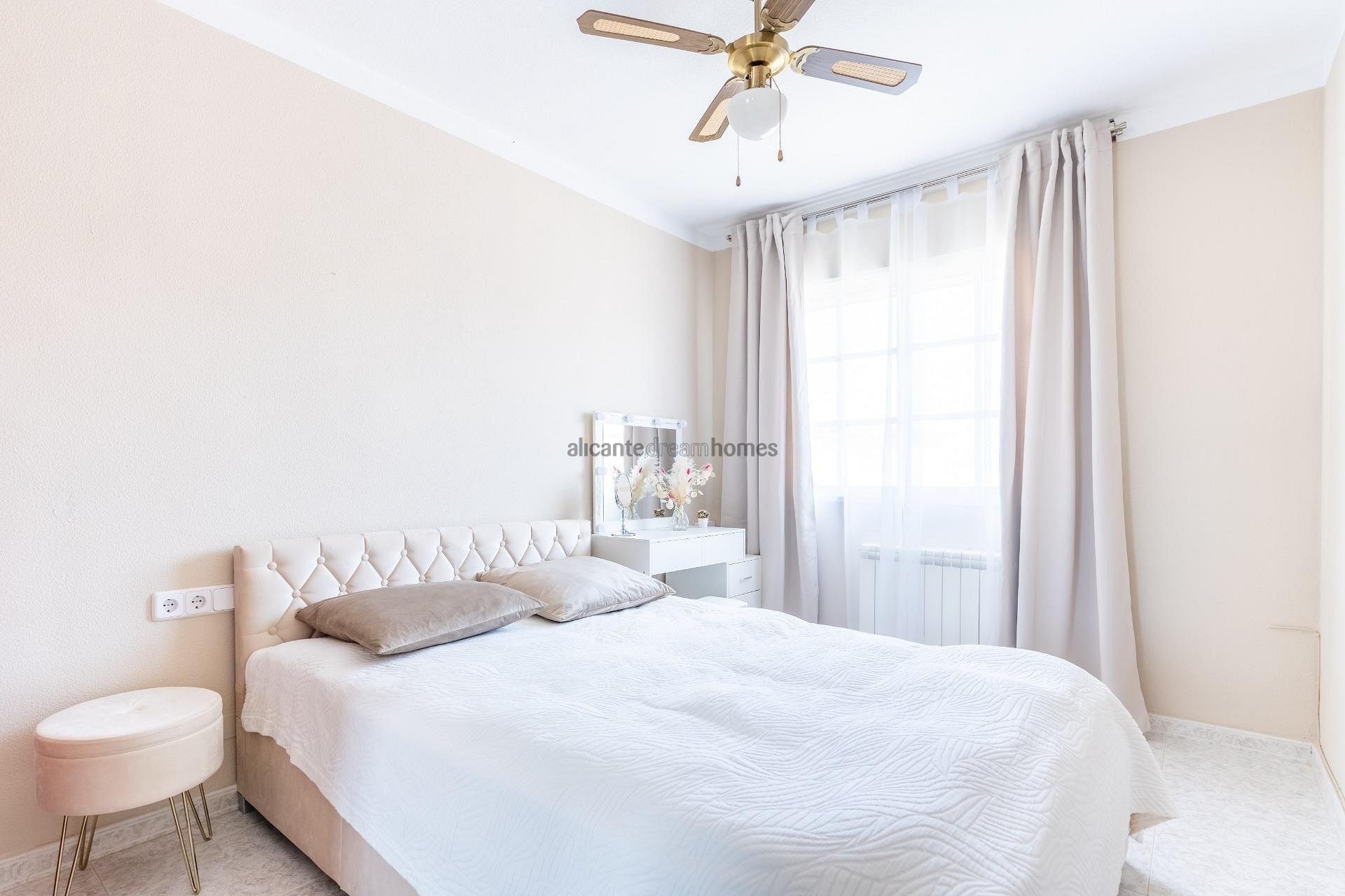 Resale - 3 Bedroom 2 Bathroom Villa in Torrevieja -  - Alicante