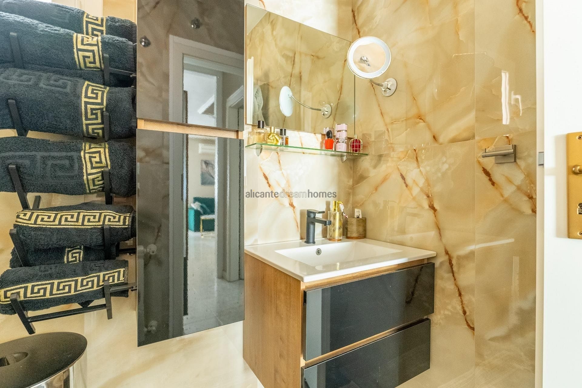 Resale - 3 Bedroom 2 Bathroom Villa in Torrevieja -  - Alicante