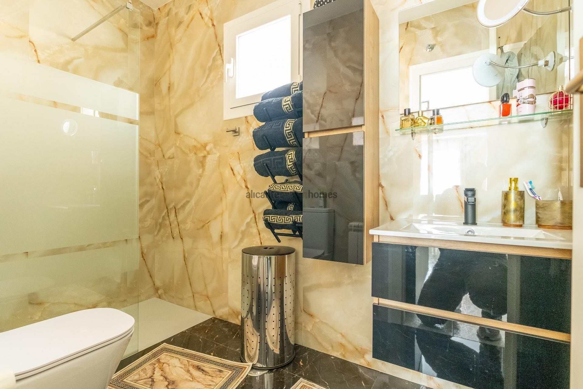 Resale - 3 Bedroom 2 Bathroom Villa in Torrevieja -  - Alicante