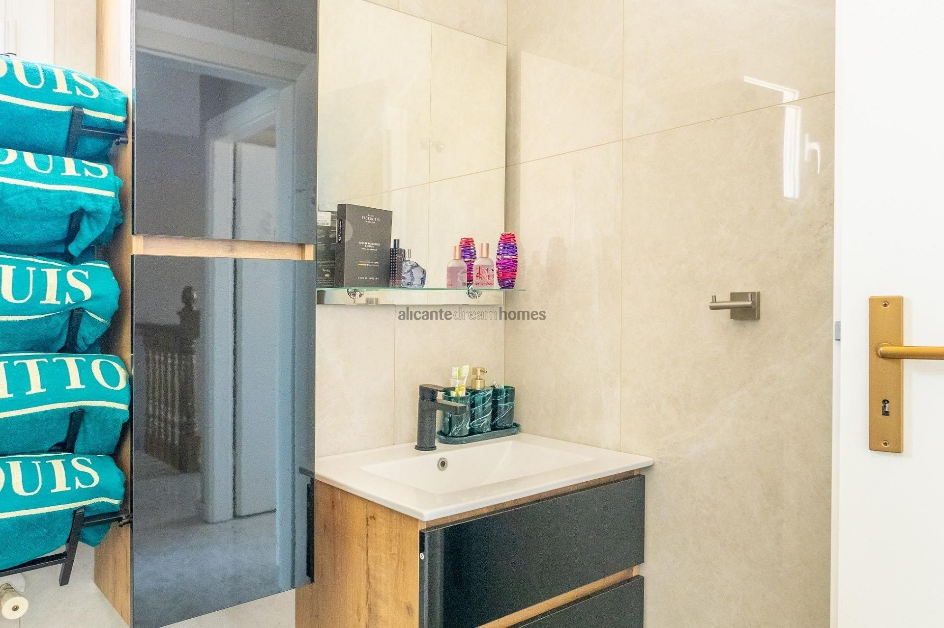 Resale - 3 Bedroom 2 Bathroom Villa in Torrevieja -  - Alicante