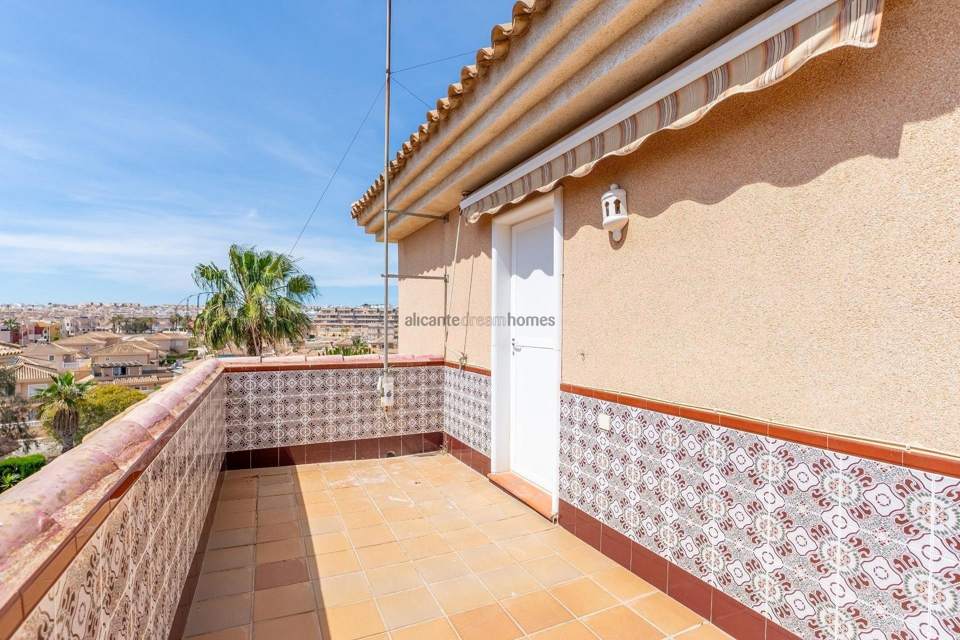 Resale - 3 Bedroom 2 Bathroom Villa in Torrevieja -  - Alicante