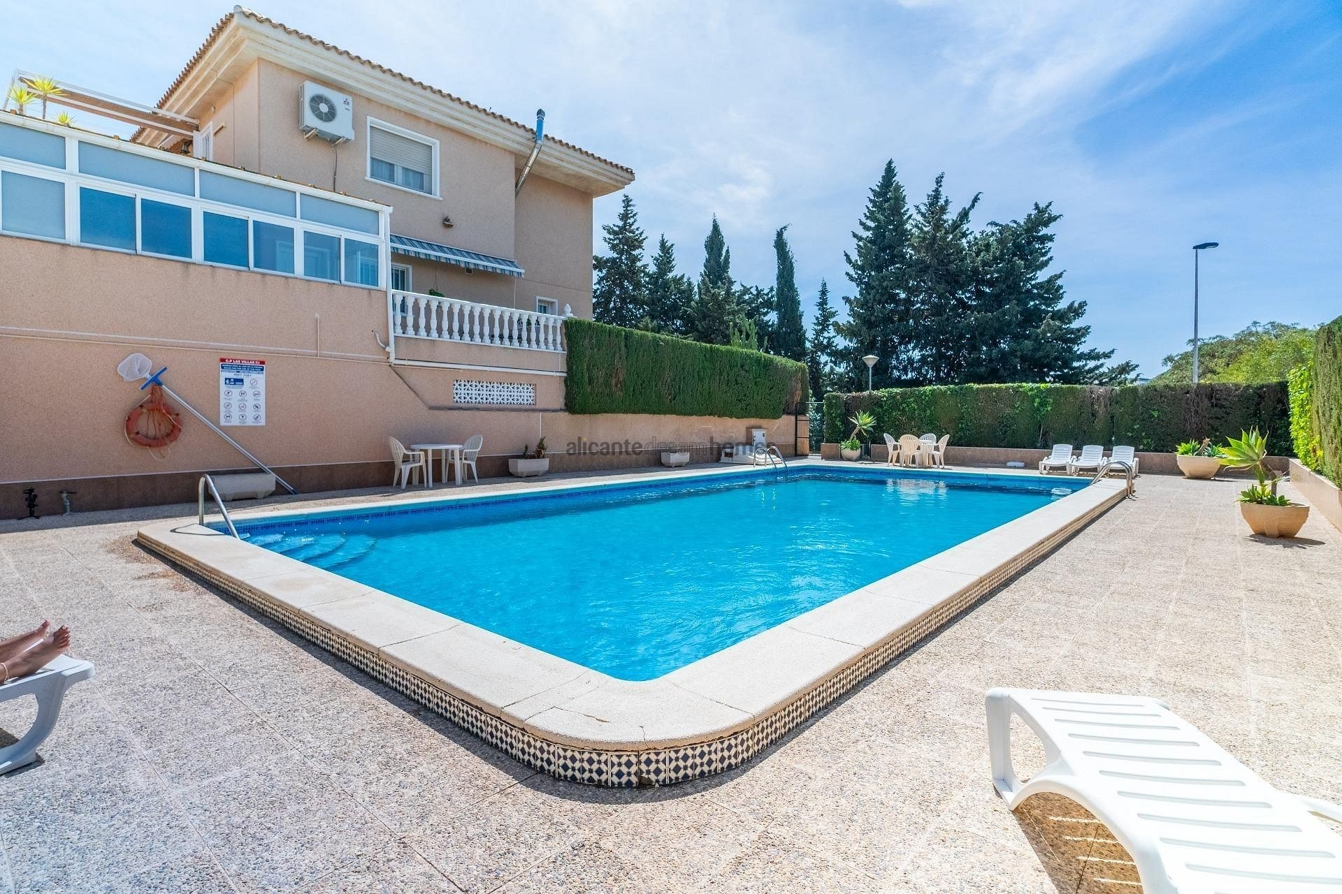 Resale - 3 Bedroom 2 Bathroom Villa in Torrevieja -  - Alicante