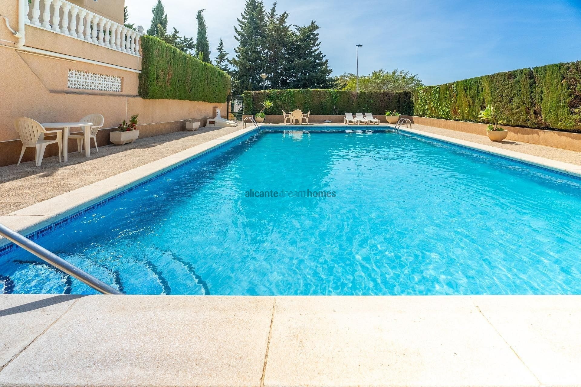 Resale - 3 Bedroom 2 Bathroom Villa in Torrevieja -  - Alicante