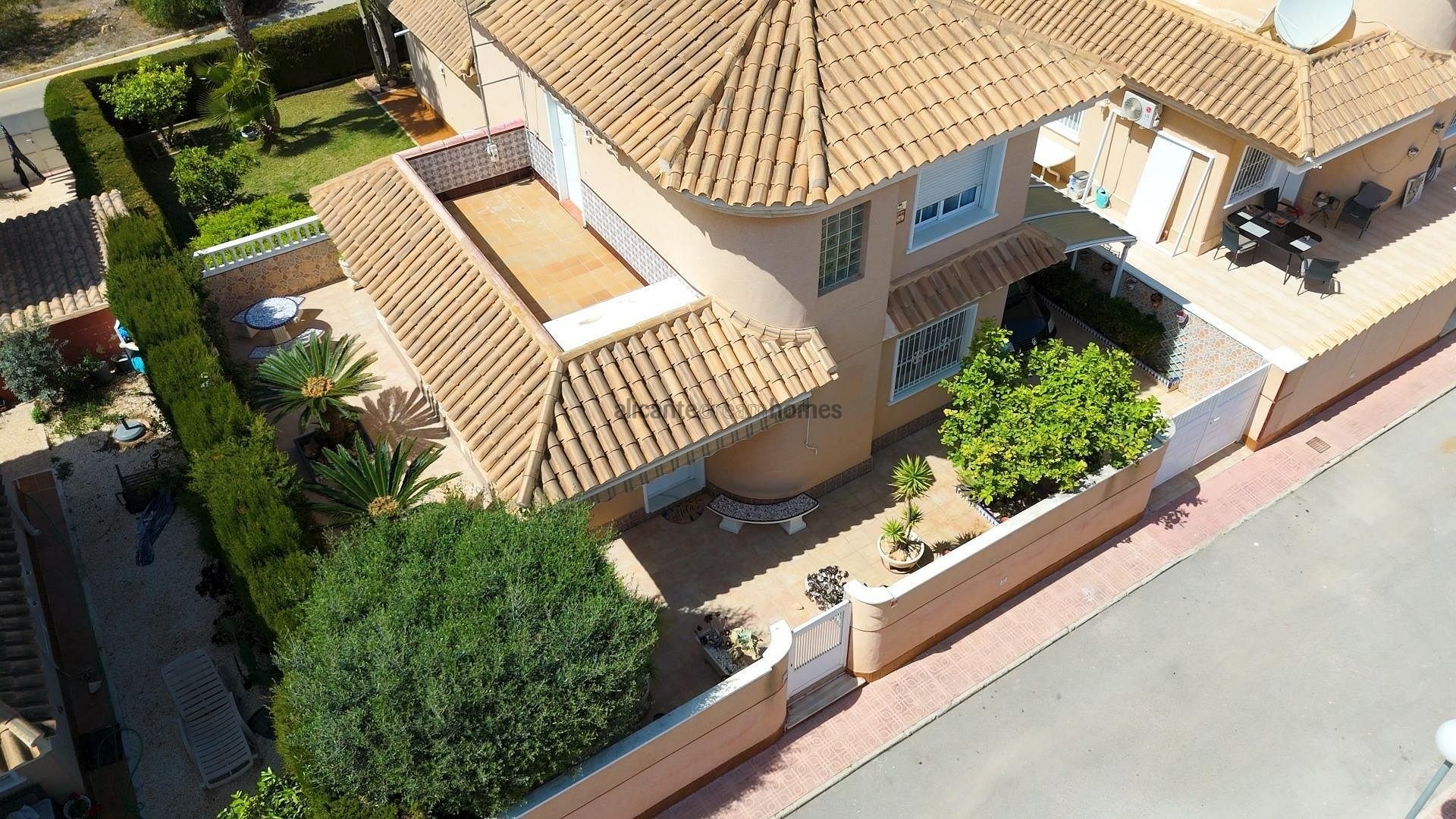 Resale - 3 Bedroom 2 Bathroom Villa in Torrevieja -  - Alicante