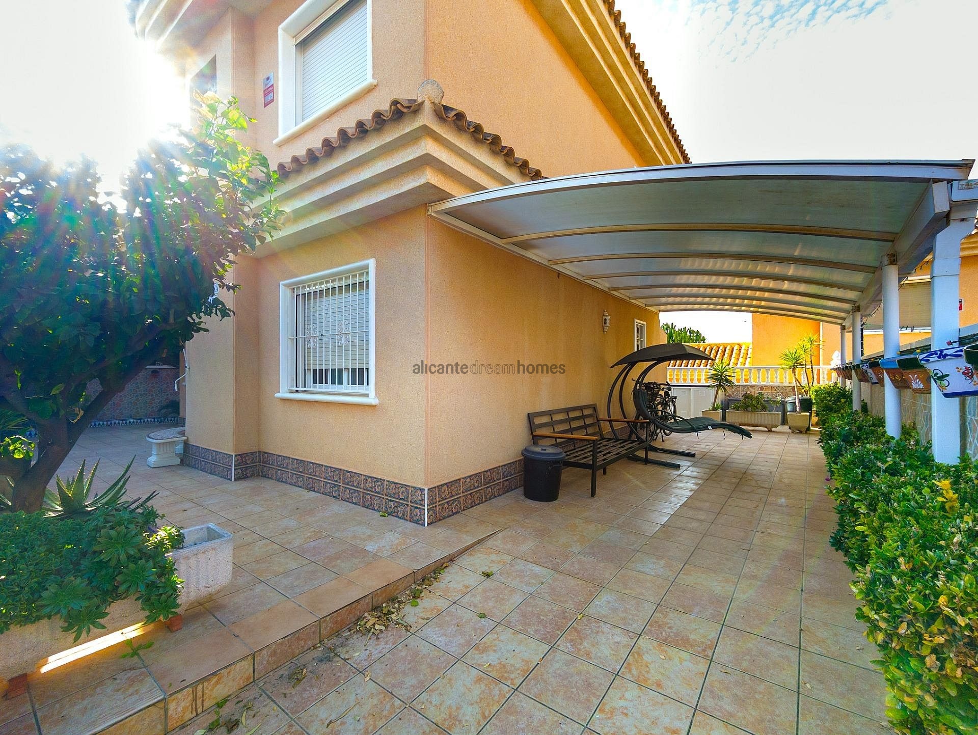 Resale - 3 Bedroom 2 Bathroom Villa in Torrevieja -  - Alicante