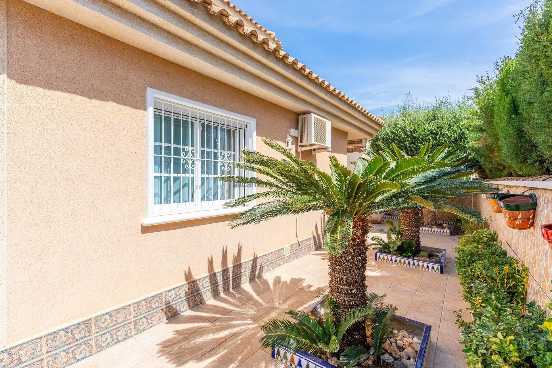 Resale - 3 Bedroom 2 Bathroom Villa in Torrevieja -  - Alicante