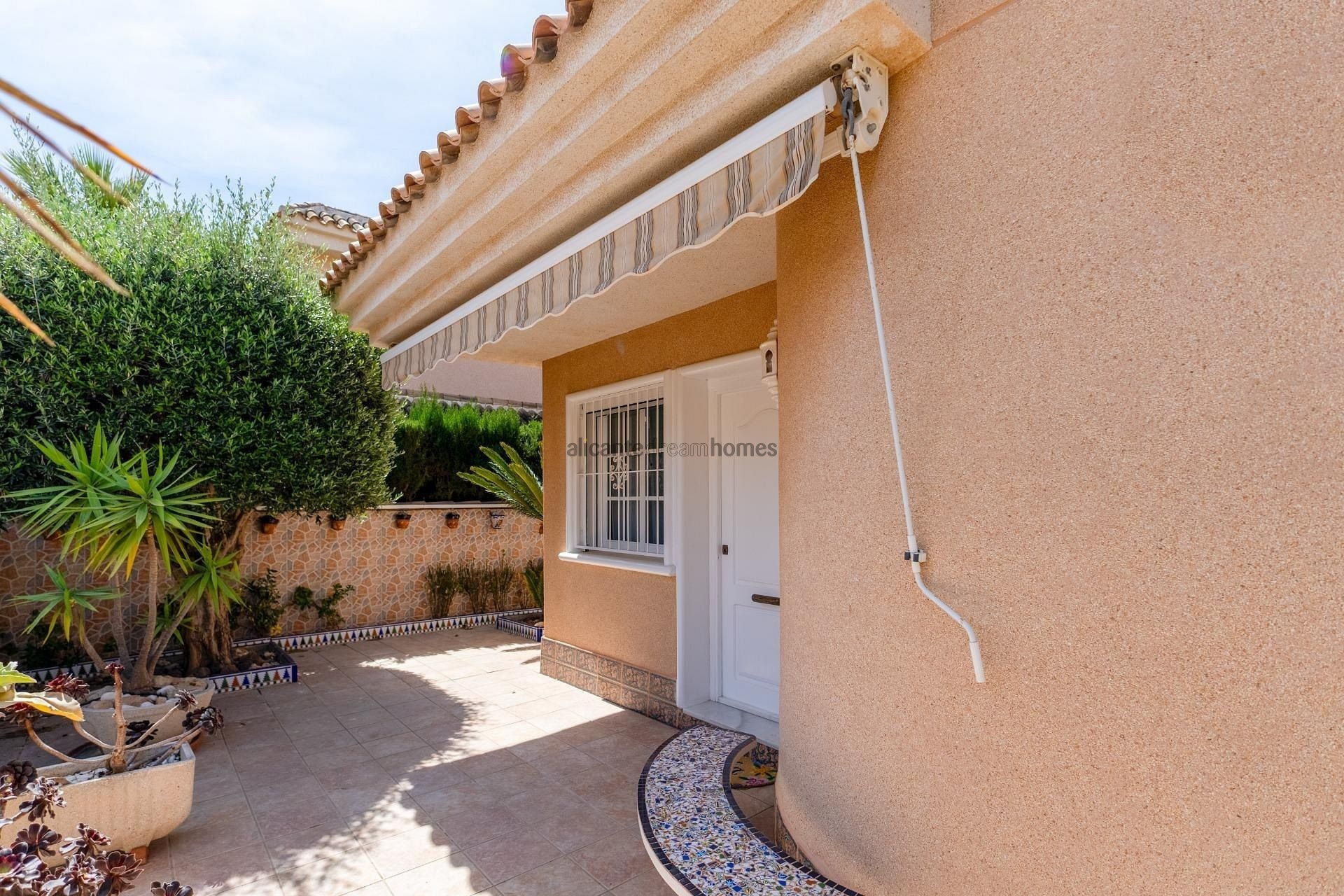 Resale - 3 Bedroom 2 Bathroom Villa in Torrevieja -  - Alicante